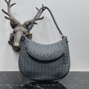 Bottega Veneta Large Gemelli Bag in Thunder Grey 🤎 From the Winter 2023 show, the Gemelli bag, which means "twin" in Italian, is a clever and interesting design, with a large bag and a zippered handle that creates the effect of a twin bag. 🤍The overall design echoes the "power of stacking" of the Summer 2023 collection, with the Gemelli bag, which is a pairing of two bags, joined by a knot that connects the top and bottom parts of the bag with a knot that is one of Bottega Veneta's classic designs 🖤. Medium Model No.: 8004 Size: 36*10*25cm-High Faux Factory
