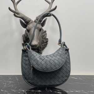 Bottega Veneta Small Thunder Gray Gemelli A very hot underarm bag 🔥 unique half-moon design is very recognizable! Shu Qi with the same model ✨ Twin bag has a removable half-moon zipper handheld with a sense of design at the same time, but also with a good match to make people bright Unique structural design to meet the needs of different occasions Small Model No.: 8004 Size: 24.5 * 7 * 19cm - high imitation factory