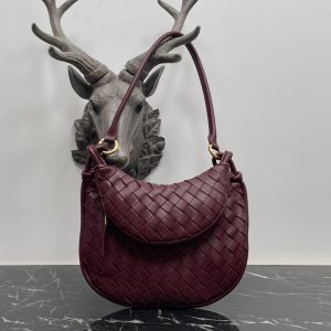 Bottega Veneta Small Wine Red Gemelli A very hot underarm bag 🔥 unique half-moon design is very recognizable! Shu Qi with the same model ✨ Twin bag has a removable half-moon zipper handheld with a sense of design at the same time, but also with a good match to make people bright Unique structural design to meet the needs of different occasions Small Model No.: 8004 Size: 24.5 * 7 * 19cm - high imitation factory