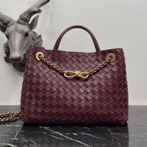 Bv date red andiamo eight buckle chain terms ⛓chain bag This season's most practical bag is also the main paragraph old money old money style finally returned 😭 every household is catering to the young group only bv back to its own best style and flavor the whole is not overly designed is very simple square open bag only the shoulder strap on the