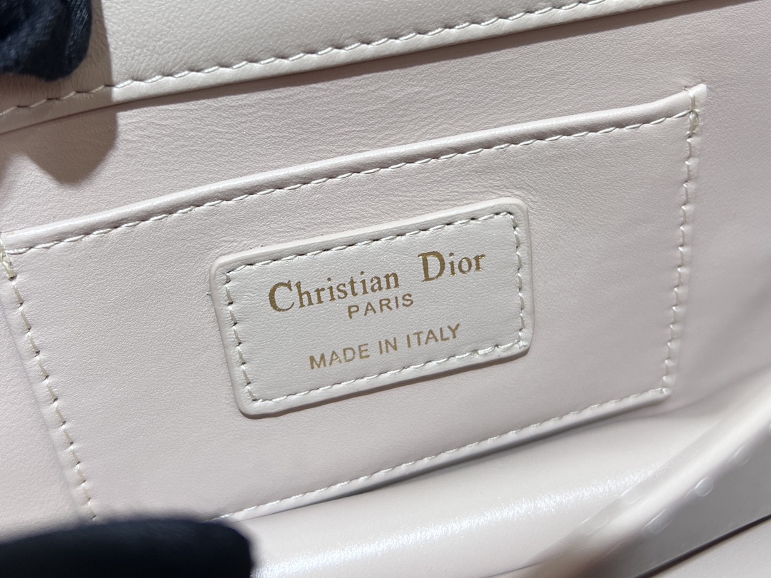 图片[9]-P1280 全新DIOR ANGE手提袋 白色
这款 Dior Ange 手袋是二零二四秋季成衣系列新品以优雅时尚的美学风格开启 Dior 的全新系列采用白色牛皮革精心制作饰以超大藤格纹缉面线硬挺的复古金色饰面金属顶部手柄镌刻以 Christian Dior Paris 标志翻盖饰以树脂珠饰点缀的 CD 扣环缝有三角形衬料的廓形搭配两个宽敞的隔层和一个插袋可收纳各种日常用品迷你款式设计高雅可调节、可拆卸的链条肩带由点缀以树脂珠饰的金色饰面金属 CD 链环组成可手提、肩背或斜挎
编码：4401
尺寸：20 x 12 x 5 厘米（长 x 高 x 宽）
肩带长度：53 厘米-高仿包包