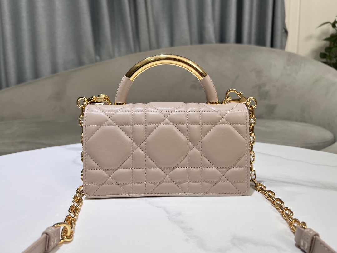 图片[3]-P1280 全新DIOR ANGE手提袋 白色
这款 Dior Ange 手袋是二零二四秋季成衣系列新品以优雅时尚的美学风格开启 Dior 的全新系列采用白色牛皮革精心制作饰以超大藤格纹缉面线硬挺的复古金色饰面金属顶部手柄镌刻以 Christian Dior Paris 标志翻盖饰以树脂珠饰点缀的 CD 扣环缝有三角形衬料的廓形搭配两个宽敞的隔层和一个插袋可收纳各种日常用品迷你款式设计高雅可调节、可拆卸的链条肩带由点缀以树脂珠饰的金色饰面金属 CD 链环组成可手提、肩背或斜挎
编码：4401
尺寸：20 x 12 x 5 厘米（长 x 高 x 宽）
肩带长度：53 厘米-高仿包包
