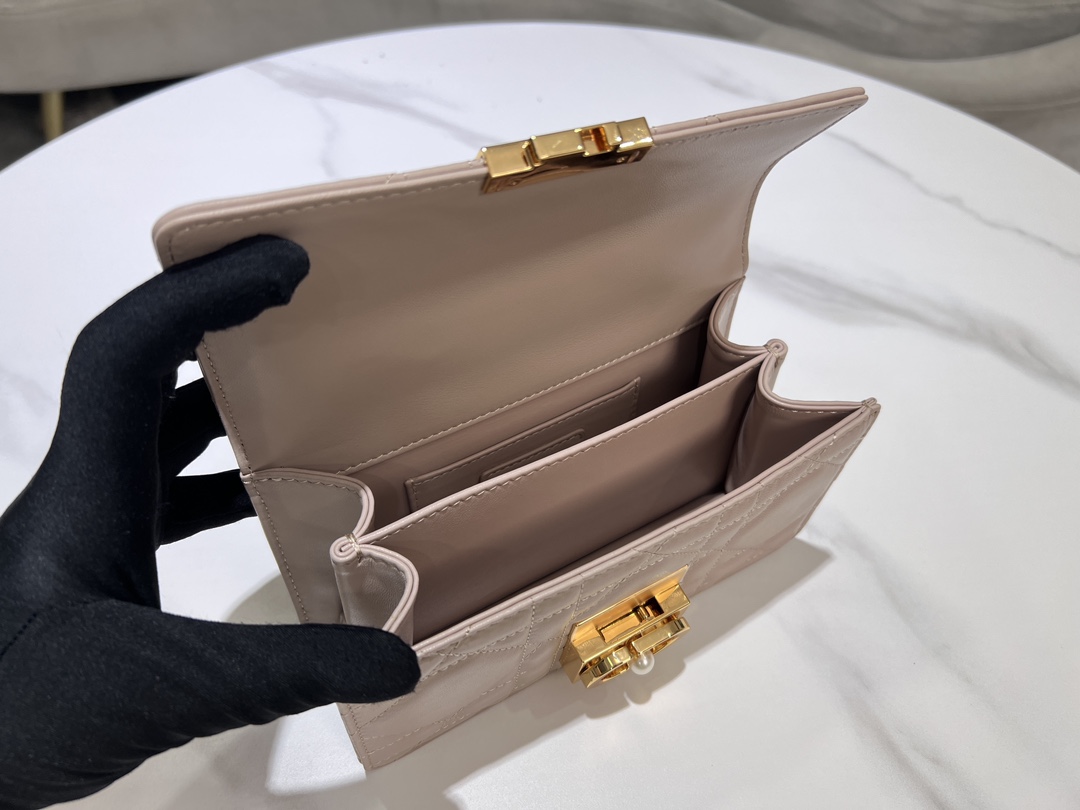 图片[8]-P1280 全新DIOR ANGE手提袋 白色
这款 Dior Ange 手袋是二零二四秋季成衣系列新品以优雅时尚的美学风格开启 Dior 的全新系列采用白色牛皮革精心制作饰以超大藤格纹缉面线硬挺的复古金色饰面金属顶部手柄镌刻以 Christian Dior Paris 标志翻盖饰以树脂珠饰点缀的 CD 扣环缝有三角形衬料的廓形搭配两个宽敞的隔层和一个插袋可收纳各种日常用品迷你款式设计高雅可调节、可拆卸的链条肩带由点缀以树脂珠饰的金色饰面金属 CD 链环组成可手提、肩背或斜挎
编码：4401
尺寸：20 x 12 x 5 厘米（长 x 高 x 宽）
肩带长度：53 厘米-高仿包包