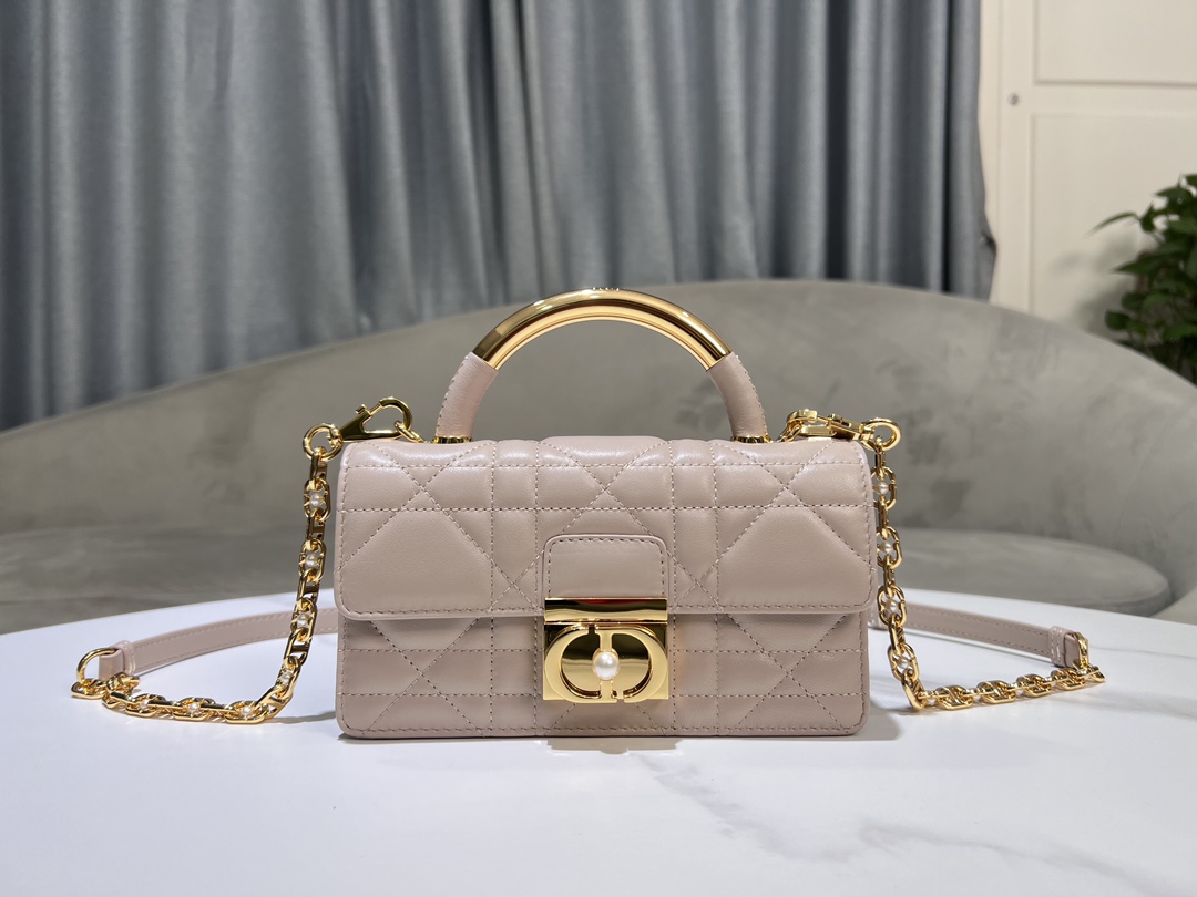 图片[2]-P1280 全新DIOR ANGE手提袋 白色
这款 Dior Ange 手袋是二零二四秋季成衣系列新品以优雅时尚的美学风格开启 Dior 的全新系列采用白色牛皮革精心制作饰以超大藤格纹缉面线硬挺的复古金色饰面金属顶部手柄镌刻以 Christian Dior Paris 标志翻盖饰以树脂珠饰点缀的 CD 扣环缝有三角形衬料的廓形搭配两个宽敞的隔层和一个插袋可收纳各种日常用品迷你款式设计高雅可调节、可拆卸的链条肩带由点缀以树脂珠饰的金色饰面金属 CD 链环组成可手提、肩背或斜挎
编码：4401
尺寸：20 x 12 x 5 厘米（长 x 高 x 宽）
肩带长度：53 厘米-高仿包包
