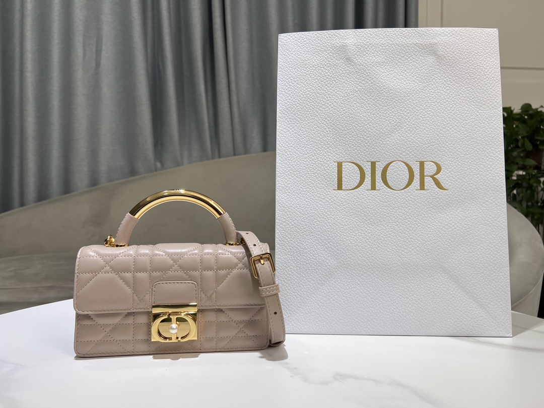 P1280 全新DIOR ANGE手提袋 白色
这款 Dior Ange 手袋是二零二四秋季成衣系列新品以优雅时尚的美学风格开启 Dior 的全新系列采用白色牛皮革精心制作饰以超大藤格纹缉面线硬挺的复古金色饰面金属顶部手柄镌刻以 Christian Dior Paris 标志翻盖饰以树脂珠饰点缀的 CD 扣环缝有三角形衬料的廓形搭配两个宽敞的隔层和一个插袋可收纳各种日常用品迷你款式设计高雅可调节、可拆卸的链条肩带由点缀以树脂珠饰的金色饰面金属 CD 链环组成可手提、肩背或斜挎
编码：4401
尺寸：20 x 12 x 5 厘米（长 x 高 x 宽）
肩带长度：53 厘米-高仿包包