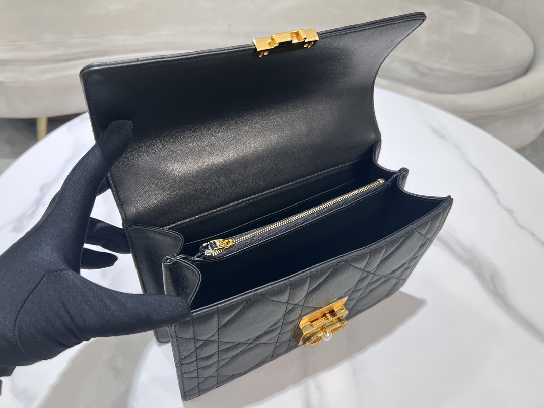 图片[8]-大号 P1400
这款 Dior Ange 手袋是二零二四秋季成衣系列新品以优雅时尚的美学风格开启 Dior 的全新系列采用黑色皮革精心制作饰以超大藤格纹缉面线硬挺的复古金色饰面金属顶部手柄镌刻以 Christian Dior Paris 标志翻盖饰以树脂珠饰点缀的 CD 扣环缝有三角形衬料的廓形搭配两个宽敞的隔层和一个插袋可收纳各种日常用品中号款式设计高雅可调节、可拆卸的链条肩带由点缀以树脂珠饰的金色饰面金属 CD 链环组成可手提、肩背或斜挎
编码：4402
尺寸：25x 16x 8厘米（长 x 高 x 宽）-高仿包包