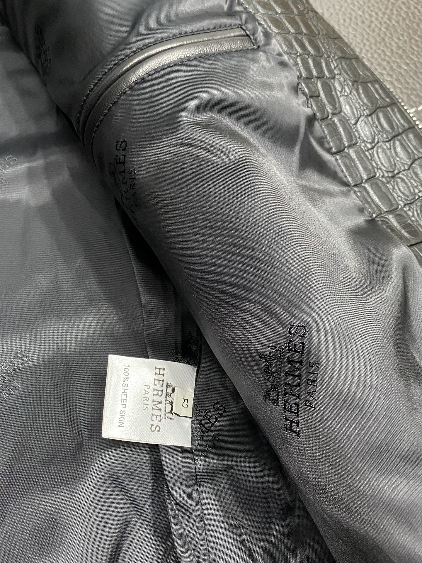 图片[8]-皮衣-P3200 HERMES爱马仕💥翻领皮质夹克外套独家专供最新高端定制衣身数码品牌字母标志图案官网同步发售独特设计五金配件Logo标志采用专柜定制面料最流行时尚风格元素路线上身效果超帅气！码数：48-56-高仿包包