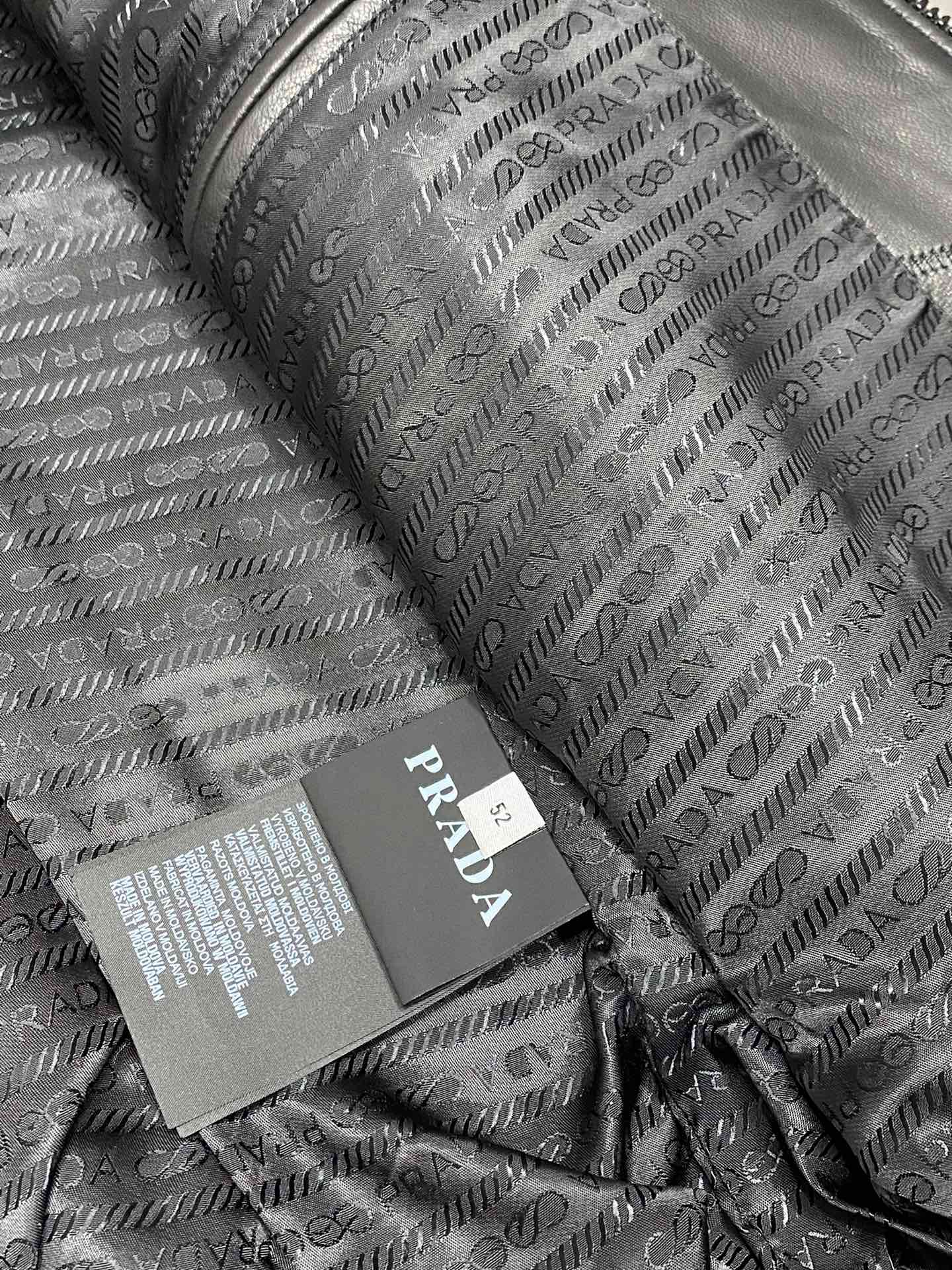 图片[10]-皮衣-P3100 Prada普拉达💥皮质翻领夹克外套独家专供最新高端定制衣身数码品牌字母标志图案官网同步发售独特设计五金配件Logo标志采用专柜定制面料最流行时尚风格元素路线上身效果超帅气！码数：48-56-高仿包包