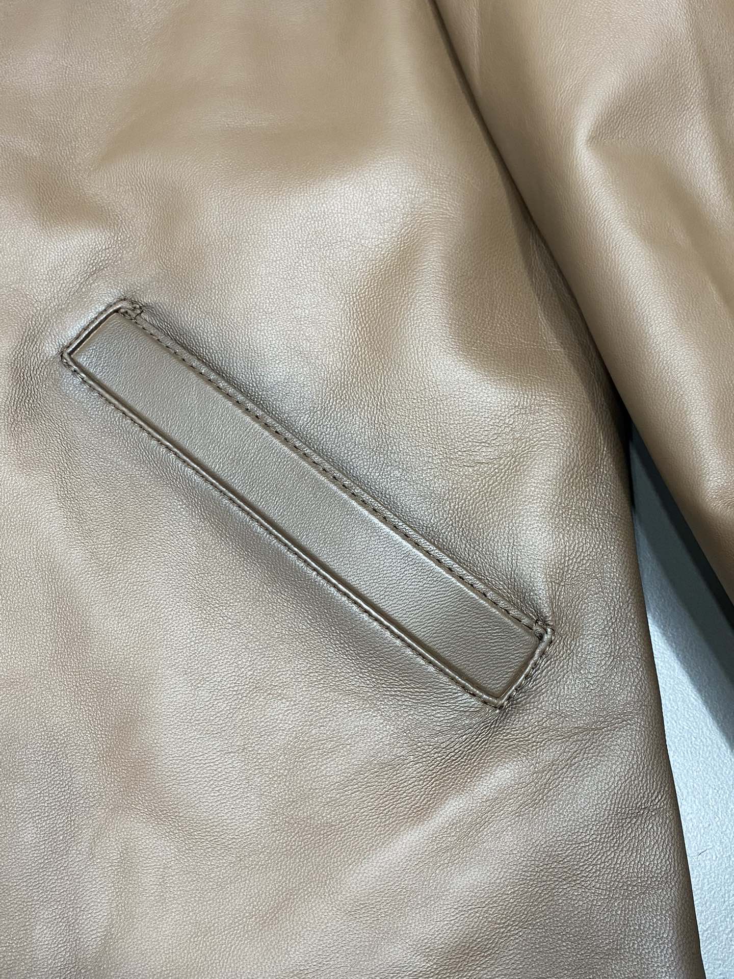 图片[7]-皮衣-P3600 BERLUTI布鲁提💥皮质夹克外套独家专供最新高端定制衣身数码品牌字母标志图案官网同步发售独特设计五金配件Logo标志采用专柜定制面料最流行时尚风格元素路线上身效果超帅气！码数：48-56-高仿包包