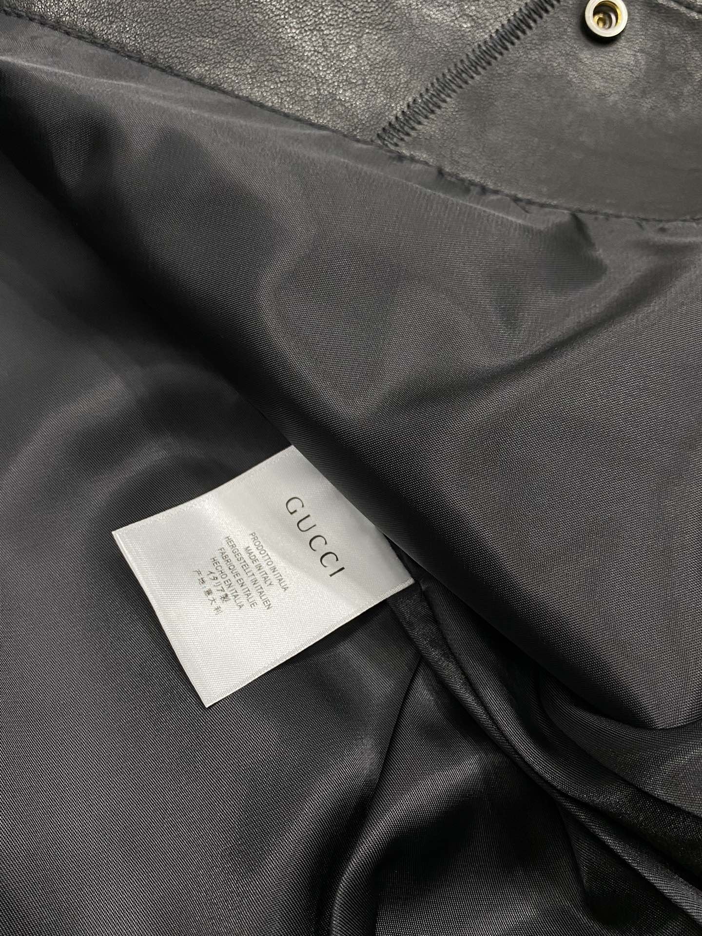 图片[9]-皮衣-P3200 Gucci古驰💥翻领皮质夹克外套独家专供最新高端定制衣身数码品牌字母标志图案官网同步发售独特设计五金配件Logo标志采用专柜定制面料最流行时尚风格元素路线上身效果超帅气！码数：48-56-高仿包包