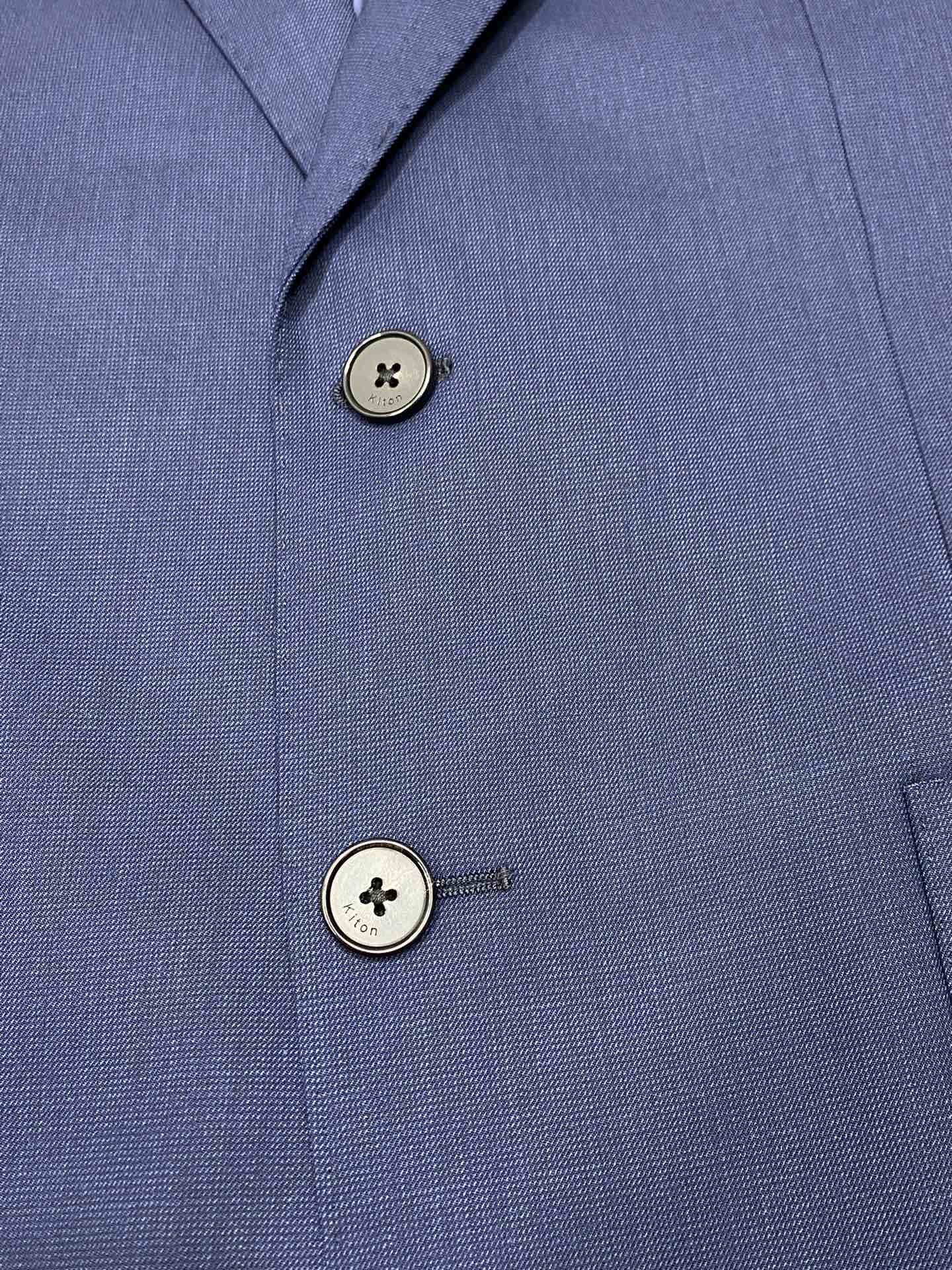 图片[8]-P1540 KITON💥新款春秋西服 外贸公司订单 简约休闲西装外套独家专供进口原版聚酯纤维面料透气柔软保暖性很强笔挺垂感十足整件衣服车工走线整齐平整所有五金附料都是客供带logo顶级配件 一看就是高档的面料 这种面料都是定织的 外面根本就没有 正规大厂途径出来的好货无任何有挑剔的地方 这样的一件外套属于常备常穿的实用性很强尺码：M-3XL-高仿包包