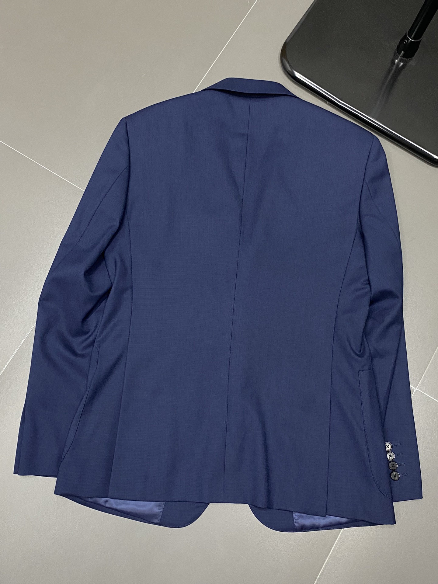图片[6]-P1540 KITON💥新款春秋西服 外贸公司订单 简约休闲西装外套独家专供进口原版聚酯纤维面料透气柔软保暖性很强笔挺垂感十足整件衣服车工走线整齐平整所有五金附料都是客供带logo顶级配件 一看就是高档的面料 这种面料都是定织的 外面根本就没有 正规大厂途径出来的好货无任何有挑剔的地方 这样的一件外套属于常备常穿的实用性很强尺码：M-3XL-高仿包包