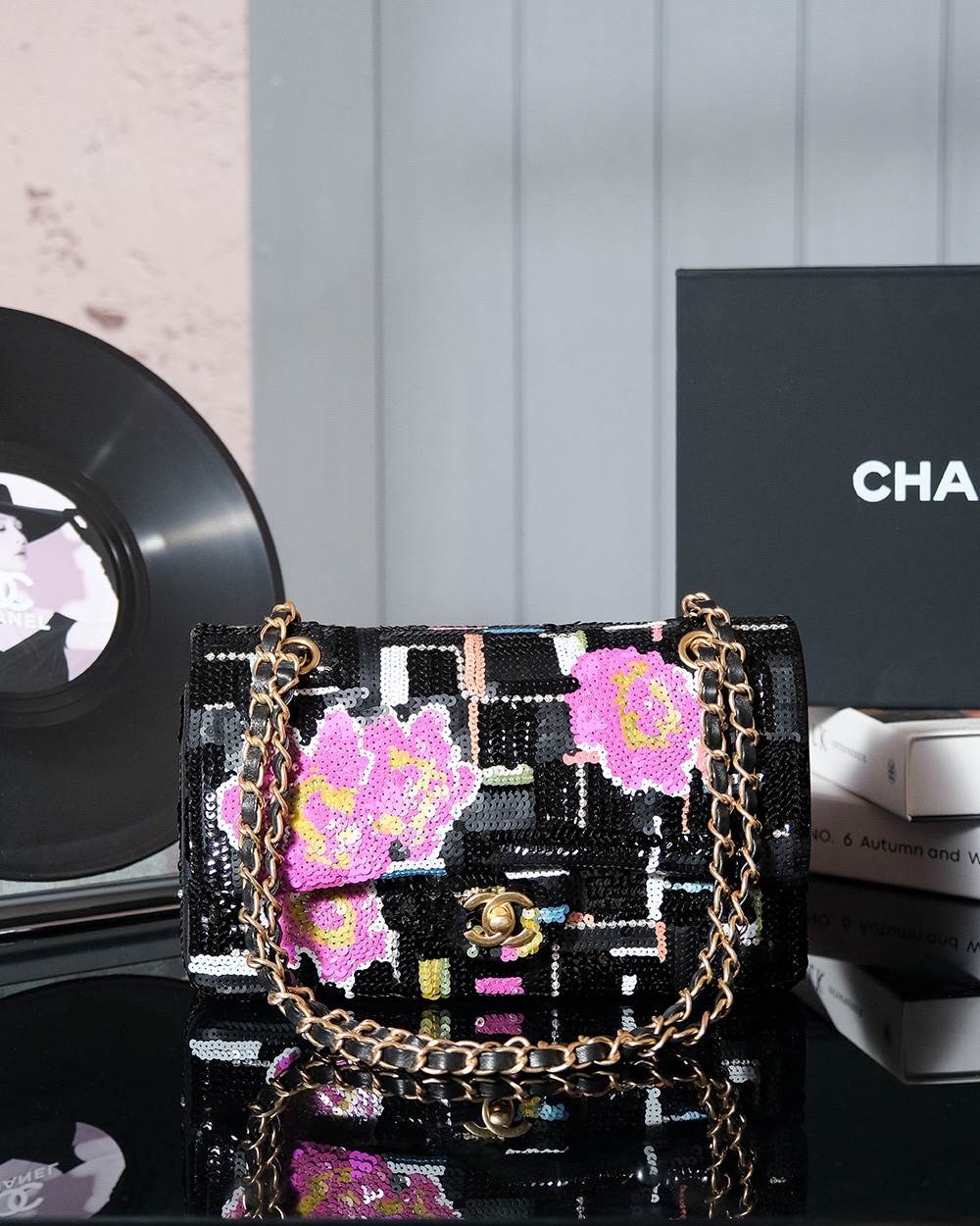 CHANEL 𝟐𝟒s collection of sequins cf size: 25.5 (cm) limited edition know your intoxication Limited Westminster CF embroidery beads bag only vic can buy out-of-print rare Westminster Using Chanel's classic tweed and pearl elements The body of the bag intertwined with tweed fabrics as if it were like the absolute beauty of the crown waiting for you to dress up for a romantic dinner party The chain part of the very special black leather inlaid metal chain and pearl chain winding the magnetic pearl buckle closure is very convenient to use Crown waiting for you to dress up for a romantic dinner Chain part is very special black leather inlaid metal chain and pearl chain twisted into a magnetic pearl clasp closure is very convenient to use Medium size capacity is very sufficient practicality is no less than Chanel's cf series Embroidery jumbo tweed inlaid on the bottom of the bag with a patchwork of very heavy craftsmanship everywhere reflects Chanel's artisanal spirit Haute Couture show As a limited edition appeared in all walks of life has been widely noticed brilliant as a star, beautiful as the Milky Way, it allows you to even in the night can also be a strong eye-catching simple and exquisite Italian elegance is to save the aesthetic fatigue of the tool-high imitation factory