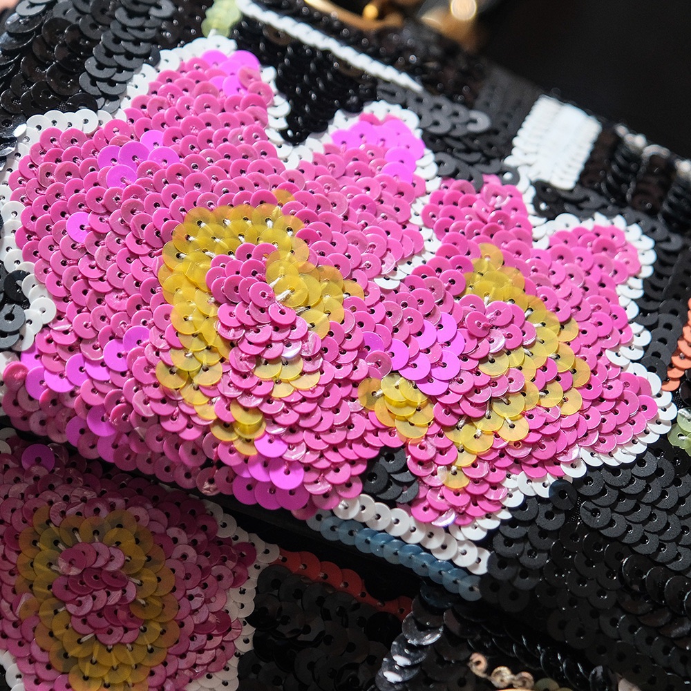 CHANEL 𝟐𝟒s collection of sequins cf size: 25.5 (cm) limited edition know your intoxication Limited Westminster CF embroidery beads bag only vic can buy out-of-print rare Westminster Using Chanel's classic tweed and pearl elements The body of the bag intertwined with tweed fabrics as if it were like the absolute beauty of the crown waiting for you to dress up for a romantic dinner party The chain part of the very special black leather inlaid metal chain and pearl chain winding the magnetic pearl buckle closure is very convenient to use Crown waiting for you to dress up for a romantic dinner Chain part is very special black leather inlaid metal chain and pearl chain twisted into a magnetic pearl clasp closure is very convenient to use Medium size capacity is very sufficient practicality is no less than Chanel's cf series Embroidery jumbo tweed inlaid on the bottom of the bag with a patchwork of very heavy craftsmanship everywhere reflects Chanel's artisanal spirit Haute Couture show As a limited edition appeared in all walks of life has been widely noticed brilliant as a star, beautiful as the Milky Way, it allows you to even in the night can also be a strong eye-catching simple and exquisite Italian elegance is to save the aesthetic fatigue of the tool-high imitation factory