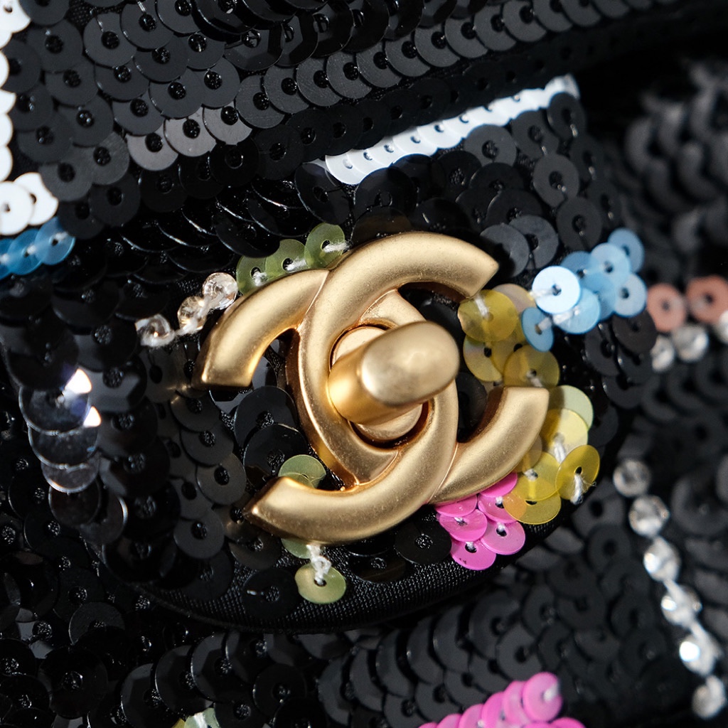 CHANEL 𝟐𝟒s collection of sequins cf size: 25.5 (cm) limited edition know your intoxication Limited Westminster CF embroidery beads bag only vic can buy out-of-print rare Westminster Using Chanel's classic tweed and pearl elements The body of the bag intertwined with tweed fabrics as if it were like the absolute beauty of the crown waiting for you to dress up for a romantic dinner party The chain part of the very special black leather inlaid metal chain and pearl chain winding the magnetic pearl buckle closure is very convenient to use Crown waiting for you to dress up for a romantic dinner Chain part is very special black leather inlaid metal chain and pearl chain twisted into a magnetic pearl clasp closure is very convenient to use Medium size capacity is very sufficient practicality is no less than Chanel's cf series Embroidery jumbo tweed inlaid on the bottom of the bag with a patchwork of very heavy craftsmanship everywhere reflects Chanel's artisanal spirit Haute Couture show As a limited edition appeared in all walks of life has been widely noticed brilliant as a star, beautiful as the Milky Way, it allows you to even in the night can also be a strong eye-catching simple and exquisite Italian elegance is to save the aesthetic fatigue of the tool-high imitation factory