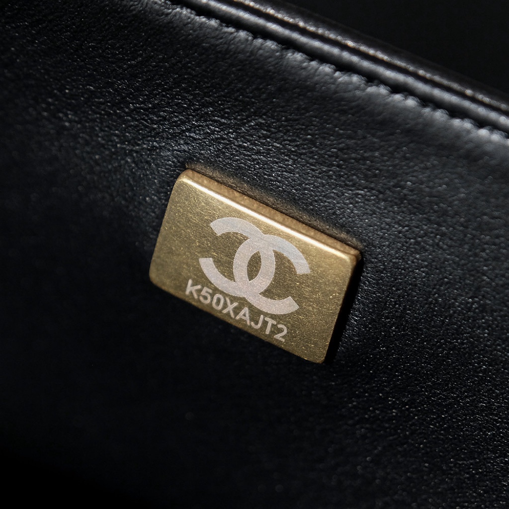 CHANEL 𝟐𝟒s collection of sequins cf size: 25.5 (cm) limited edition know your intoxication Limited Westminster CF embroidery beads bag only vic can buy out-of-print rare Westminster Using Chanel's classic tweed and pearl elements The body of the bag intertwined with tweed fabrics as if it were like the absolute beauty of the crown waiting for you to dress up for a romantic dinner party The chain part of the very special black leather inlaid metal chain and pearl chain winding the magnetic pearl buckle closure is very convenient to use Crown waiting for you to dress up for a romantic dinner Chain part is very special black leather inlaid metal chain and pearl chain twisted into a magnetic pearl clasp closure is very convenient to use Medium size capacity is very sufficient practicality is no less than Chanel's cf series Embroidery jumbo tweed inlaid on the bottom of the bag with a patchwork of very heavy craftsmanship everywhere reflects Chanel's artisanal spirit Haute Couture show As a limited edition appeared in all walks of life has been widely noticed brilliant as a star, beautiful as the Milky Way, it allows you to even in the night can also be a strong eye-catching simple and exquisite Italian elegance is to save the aesthetic fatigue of the tool-high imitation factory