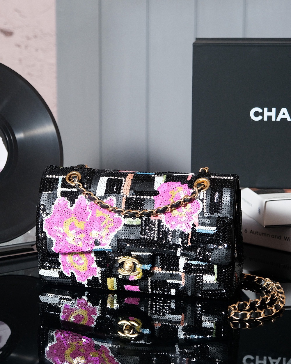 CHANEL 𝟐𝟒s collection of sequins cf size: 25.5 (cm) limited edition know your intoxication Limited Westminster CF embroidery beads bag only vic can buy out-of-print rare Westminster Using Chanel's classic tweed and pearl elements The body of the bag intertwined with tweed fabrics as if it were like the absolute beauty of the crown waiting for you to dress up for a romantic dinner party The chain part of the very special black leather inlaid metal chain and pearl chain winding the magnetic pearl buckle closure is very convenient to use Crown waiting for you to dress up for a romantic dinner Chain part is very special black leather inlaid metal chain and pearl chain twisted into a magnetic pearl clasp closure is very convenient to use Medium size capacity is very sufficient practicality is no less than Chanel's cf series Embroidery jumbo tweed inlaid on the bottom of the bag with a patchwork of very heavy craftsmanship everywhere reflects Chanel's artisanal spirit Haute Couture show As a limited edition appeared in all walks of life has been widely noticed brilliant as a star, beautiful as the Milky Way, it allows you to even in the night can also be a strong eye-catching simple and exquisite Italian elegance is to save the aesthetic fatigue of the tool-high imitation factory