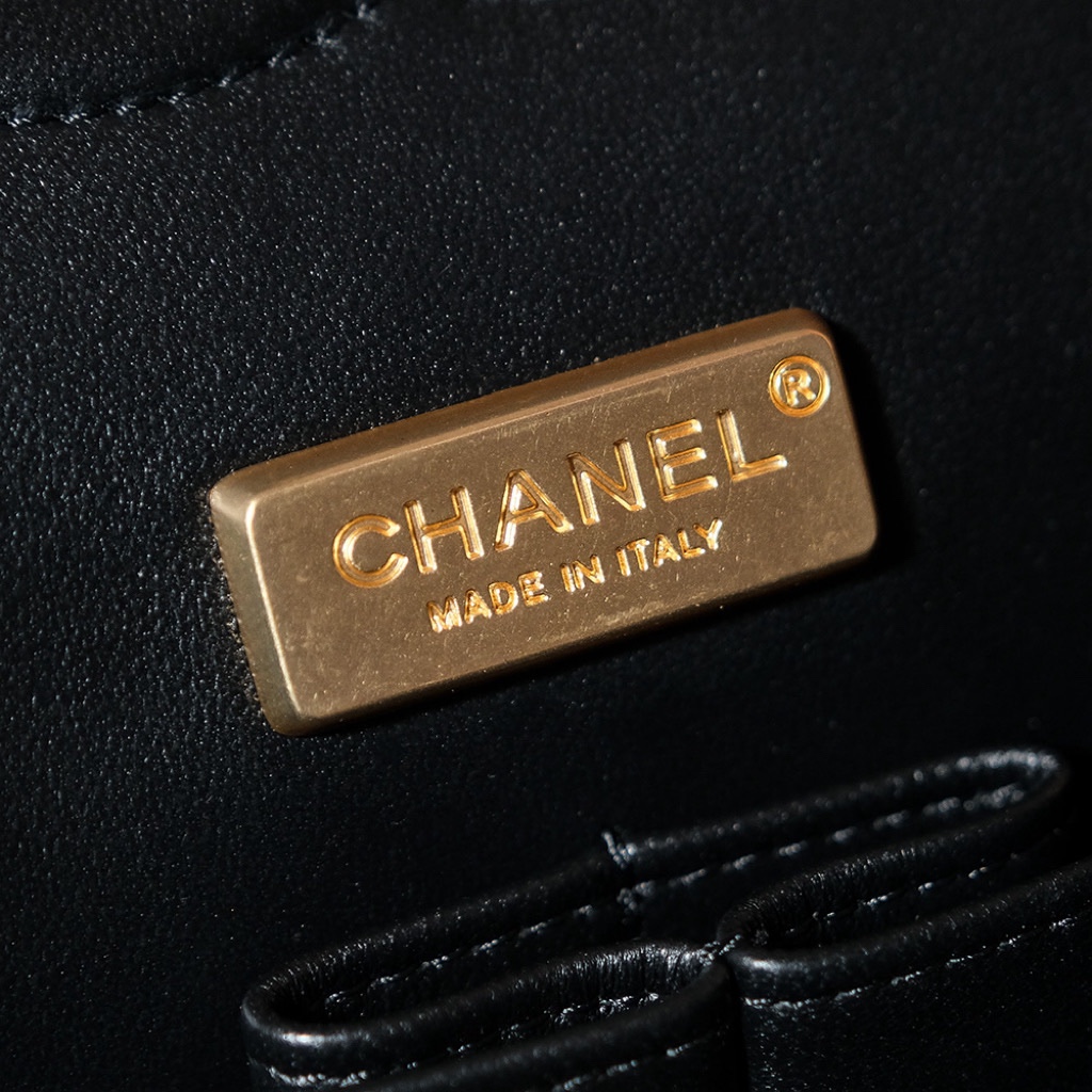 CHANEL 𝟐𝟒s collection of sequins cf size: 25.5 (cm) limited edition know your intoxication Limited Westminster CF embroidery beads bag only vic can buy out-of-print rare Westminster Using Chanel's classic tweed and pearl elements The body of the bag intertwined with tweed fabrics as if it were like the absolute beauty of the crown waiting for you to dress up for a romantic dinner party The chain part of the very special black leather inlaid metal chain and pearl chain winding the magnetic pearl buckle closure is very convenient to use Crown waiting for you to dress up for a romantic dinner Chain part is very special black leather inlaid metal chain and pearl chain twisted into a magnetic pearl clasp closure is very convenient to use Medium size capacity is very sufficient practicality is no less than Chanel's cf series Embroidery jumbo tweed inlaid on the bottom of the bag with a patchwork of very heavy craftsmanship everywhere reflects Chanel's artisanal spirit Haute Couture show As a limited edition appeared in all walks of life has been widely noticed brilliant as a star, beautiful as the Milky Way, it allows you to even in the night can also be a strong eye-catching simple and exquisite Italian elegance is to save the aesthetic fatigue of the tool-high imitation factory