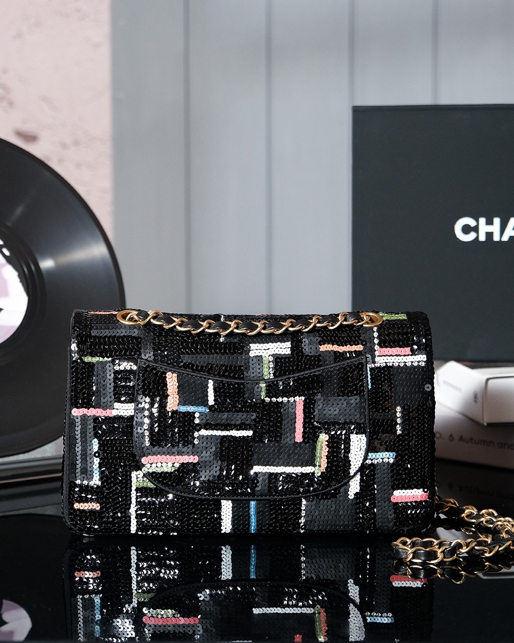 CHANEL 𝟐𝟒s collection of sequins cf size: 25.5 (cm) limited edition know your intoxication Limited Westminster CF embroidery beads bag only vic can buy out-of-print rare Westminster Using Chanel's classic tweed and pearl elements The body of the bag intertwined with tweed fabrics as if it were like the absolute beauty of the crown waiting for you to dress up for a romantic dinner party The chain part of the very special black leather inlaid metal chain and pearl chain winding the magnetic pearl buckle closure is very convenient to use Crown waiting for you to dress up for a romantic dinner Chain part is very special black leather inlaid metal chain and pearl chain twisted into a magnetic pearl clasp closure is very convenient to use Medium size capacity is very sufficient practicality is no less than Chanel's cf series Embroidery jumbo tweed inlaid on the bottom of the bag with a patchwork of very heavy craftsmanship everywhere reflects Chanel's artisanal spirit Haute Couture show As a limited edition appeared in all walks of life has been widely noticed brilliant as a star, beautiful as the Milky Way, it allows you to even in the night can also be a strong eye-catching simple and exquisite Italian elegance is to save the aesthetic fatigue of the tool-high imitation factory