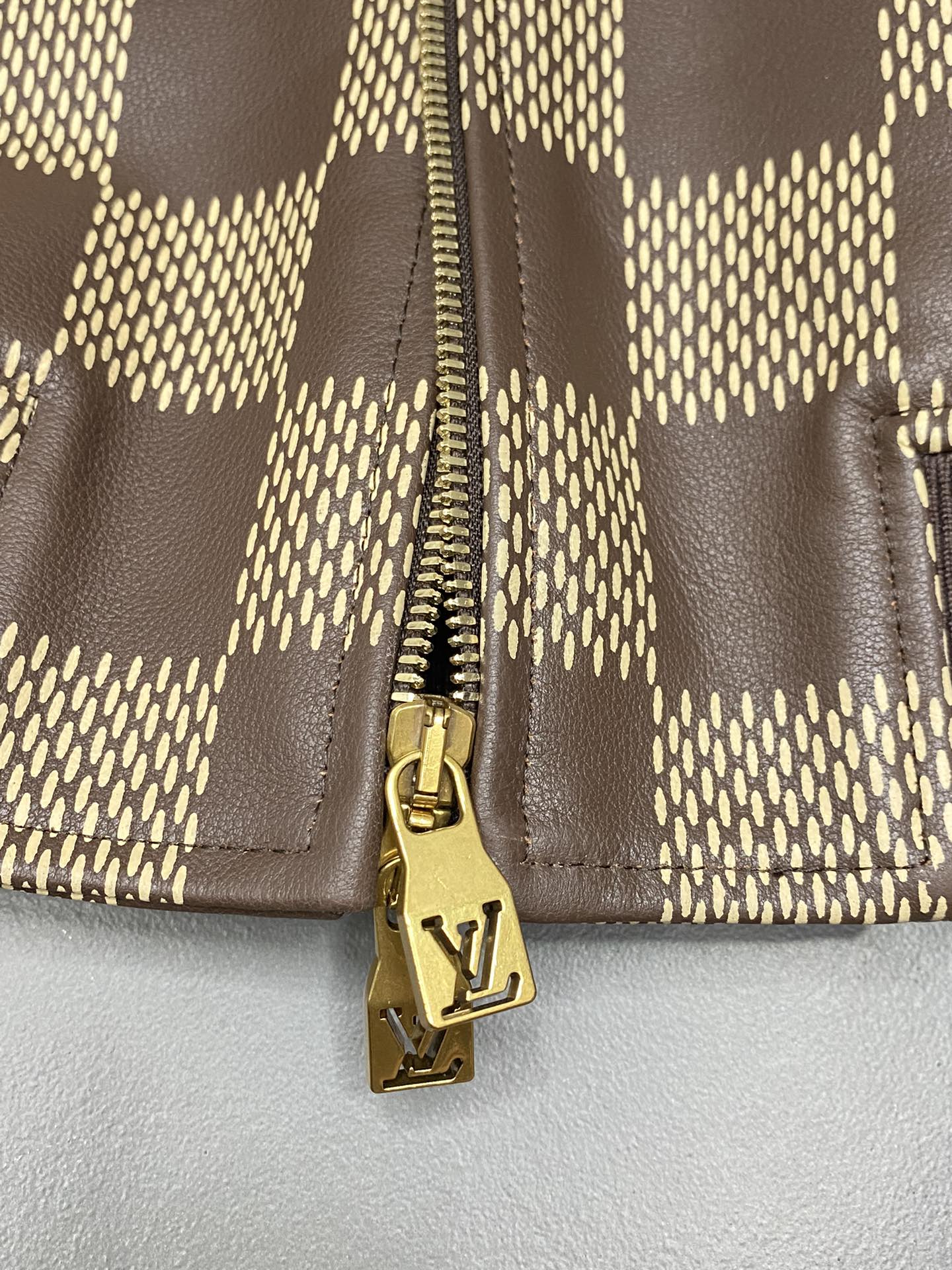 图片[8]-皮衣-P4800 Louis Vuitton LV路易威登💥独家专供最新款休闲立领皮夹克 高端定制 高版本 时尚百搭爆款⚠️⚠️✨✨进口面料 手感超柔软细腻  穿着亲肤舒适 高端精品 代工厂精细做工 上身非常赞 男士必备单品 三标齐全 码数M-3XL-高仿包包