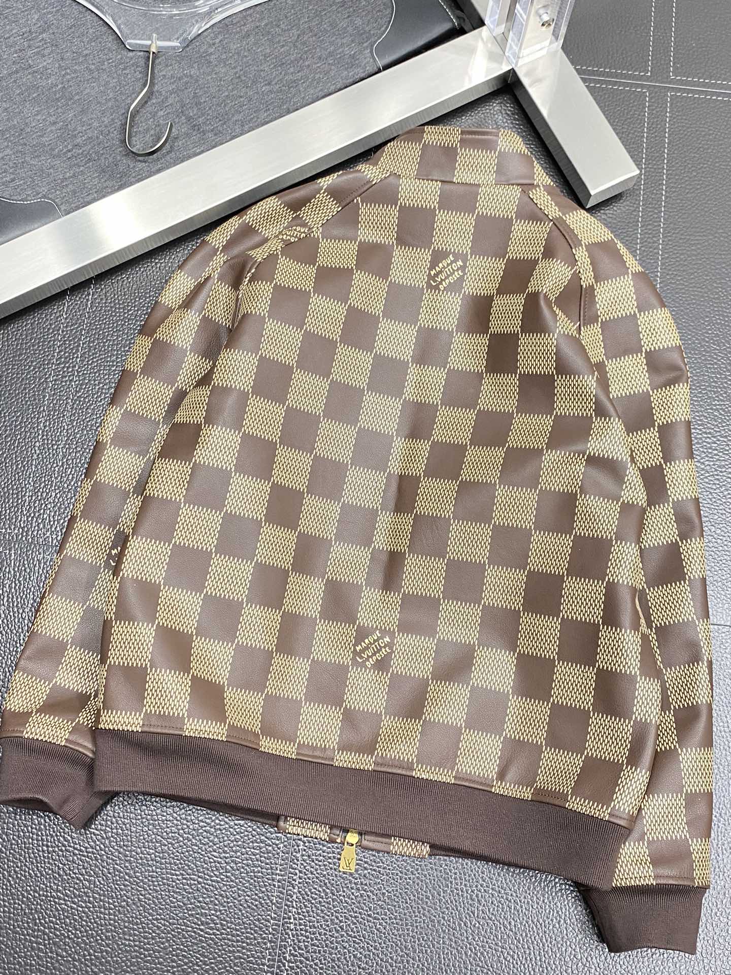 图片[2]-皮衣-P4800 Louis Vuitton LV路易威登💥独家专供最新款休闲立领皮夹克 高端定制 高版本 时尚百搭爆款⚠️⚠️✨✨进口面料 手感超柔软细腻  穿着亲肤舒适 高端精品 代工厂精细做工 上身非常赞 男士必备单品 三标齐全 码数M-3XL-高仿包包