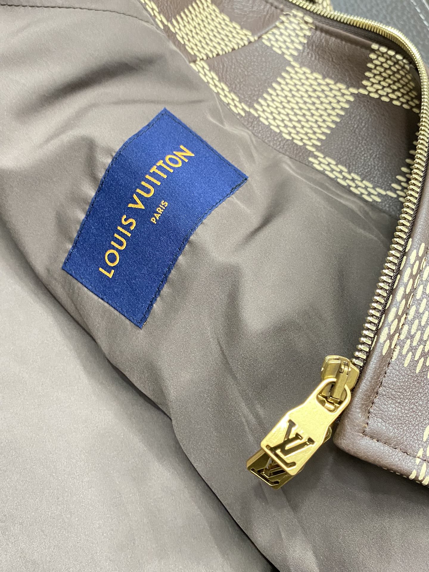 图片[9]-皮衣-P4800 Louis Vuitton LV路易威登💥独家专供最新款休闲立领皮夹克 高端定制 高版本 时尚百搭爆款⚠️⚠️✨✨进口面料 手感超柔软细腻  穿着亲肤舒适 高端精品 代工厂精细做工 上身非常赞 男士必备单品 三标齐全 码数M-3XL-高仿包包