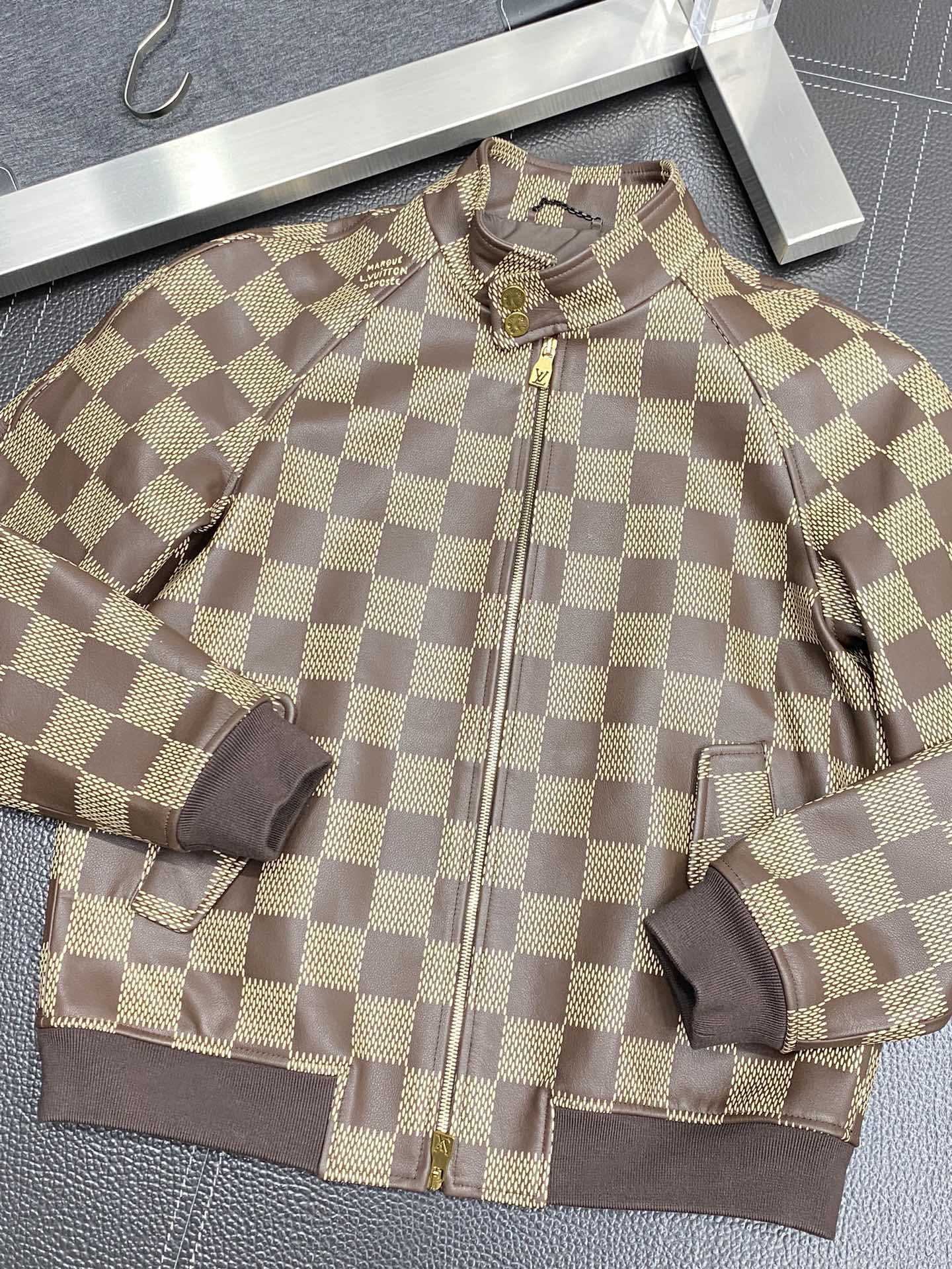 皮衣-P4800 Louis Vuitton LV路易威登💥独家专供最新款休闲立领皮夹克 高端定制 高版本 时尚百搭爆款⚠️⚠️✨✨进口面料 手感超柔软细腻  穿着亲肤舒适 高端精品 代工厂精细做工 上身非常赞 男士必备单品 三标齐全 码数M-3XL-高仿包包