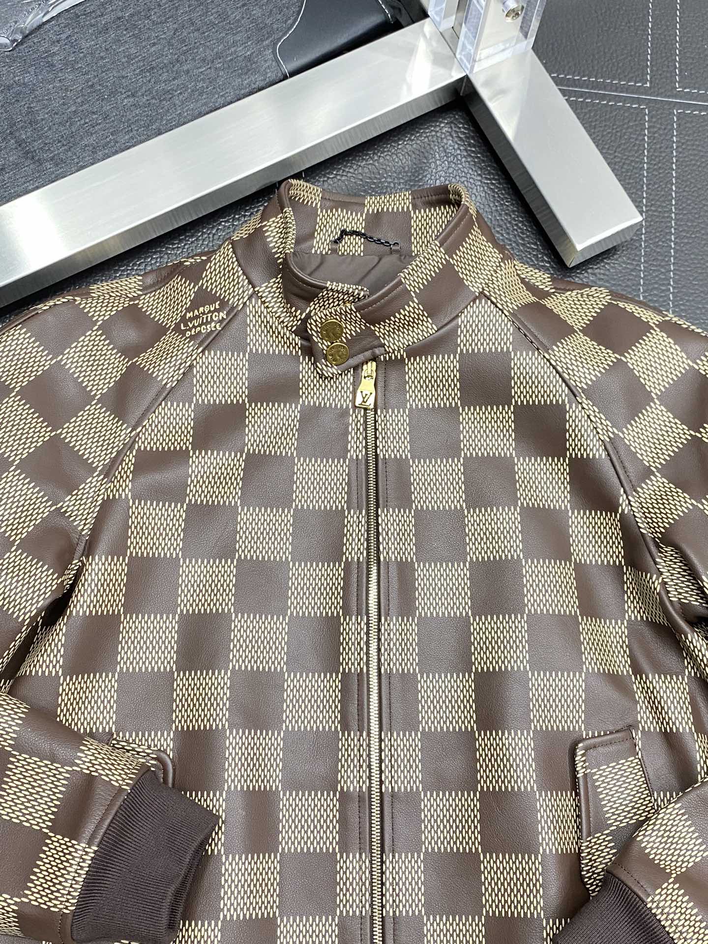 图片[3]-皮衣-P4800 Louis Vuitton LV路易威登💥独家专供最新款休闲立领皮夹克 高端定制 高版本 时尚百搭爆款⚠️⚠️✨✨进口面料 手感超柔软细腻  穿着亲肤舒适 高端精品 代工厂精细做工 上身非常赞 男士必备单品 三标齐全 码数M-3XL-高仿包包
