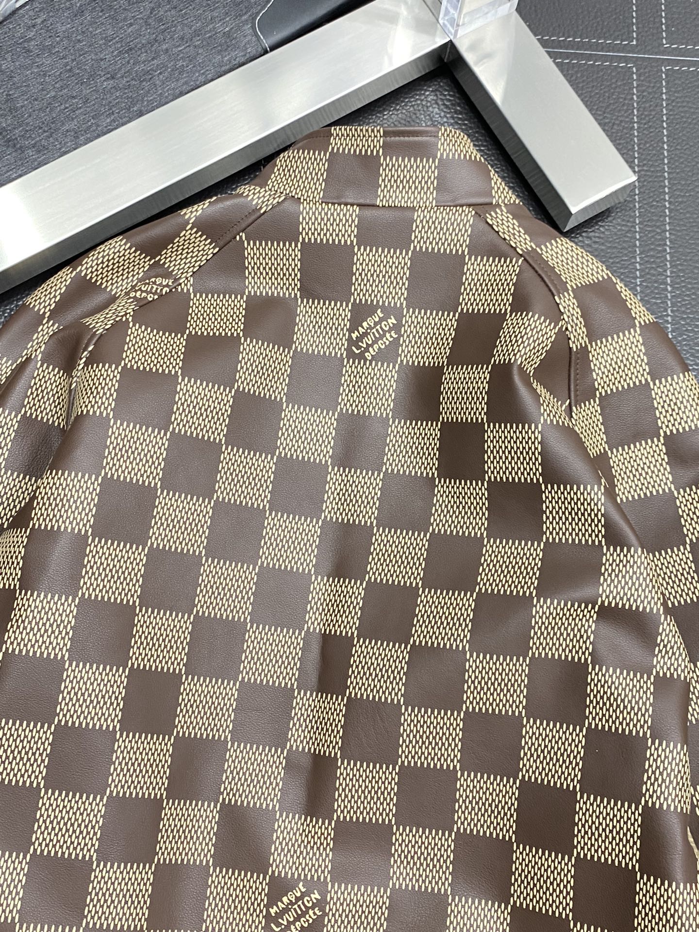 图片[4]-皮衣-P4800 Louis Vuitton LV路易威登💥独家专供最新款休闲立领皮夹克 高端定制 高版本 时尚百搭爆款⚠️⚠️✨✨进口面料 手感超柔软细腻  穿着亲肤舒适 高端精品 代工厂精细做工 上身非常赞 男士必备单品 三标齐全 码数M-3XL-高仿包包