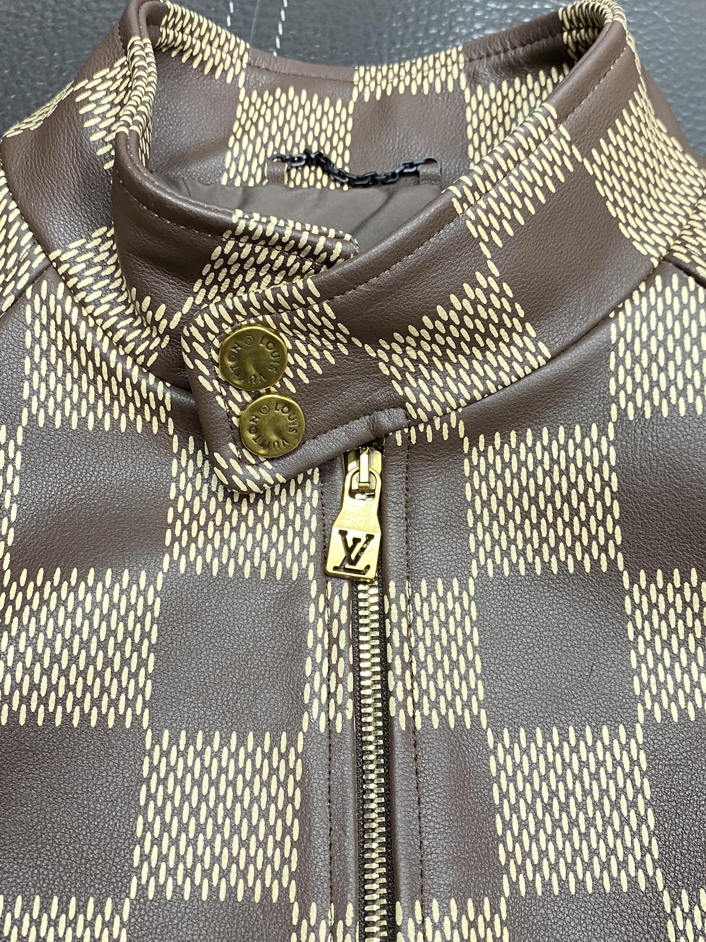 图片[5]-皮衣-P4800 Louis Vuitton LV路易威登💥独家专供最新款休闲立领皮夹克 高端定制 高版本 时尚百搭爆款⚠️⚠️✨✨进口面料 手感超柔软细腻  穿着亲肤舒适 高端精品 代工厂精细做工 上身非常赞 男士必备单品 三标齐全 码数M-3XL-高仿包包