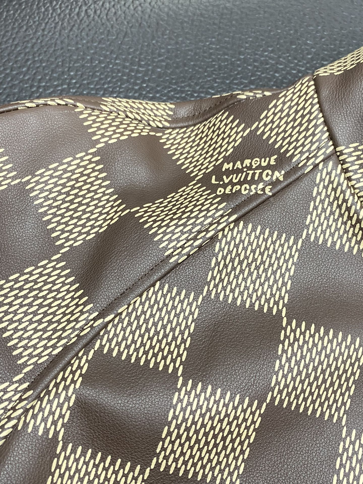 图片[6]-皮衣-P4800 Louis Vuitton LV路易威登💥独家专供最新款休闲立领皮夹克 高端定制 高版本 时尚百搭爆款⚠️⚠️✨✨进口面料 手感超柔软细腻  穿着亲肤舒适 高端精品 代工厂精细做工 上身非常赞 男士必备单品 三标齐全 码数M-3XL-高仿包包