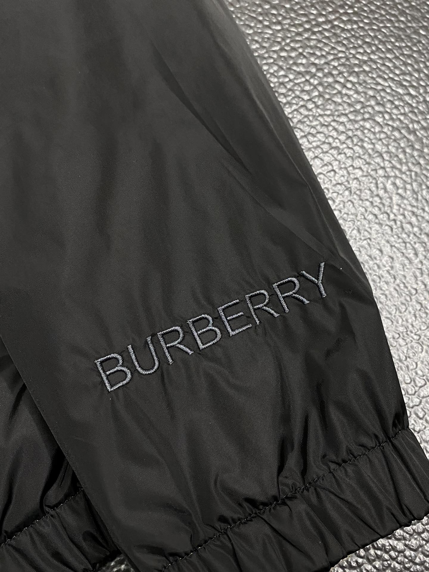 图片[13]-P800 Bueberry巴宝莉💥独家专供新款男士休闲立领夹克 双面穿设计 透气舒适 高端定制 高版本 时尚百搭爆款⚠️⚠️✨✨进口面料 手感超柔软细腻  穿着亲肤舒适 高端精品 代工厂精细做工 上身非常赞 男士必备单品 三标齐全 码数M-3XL-高仿包包