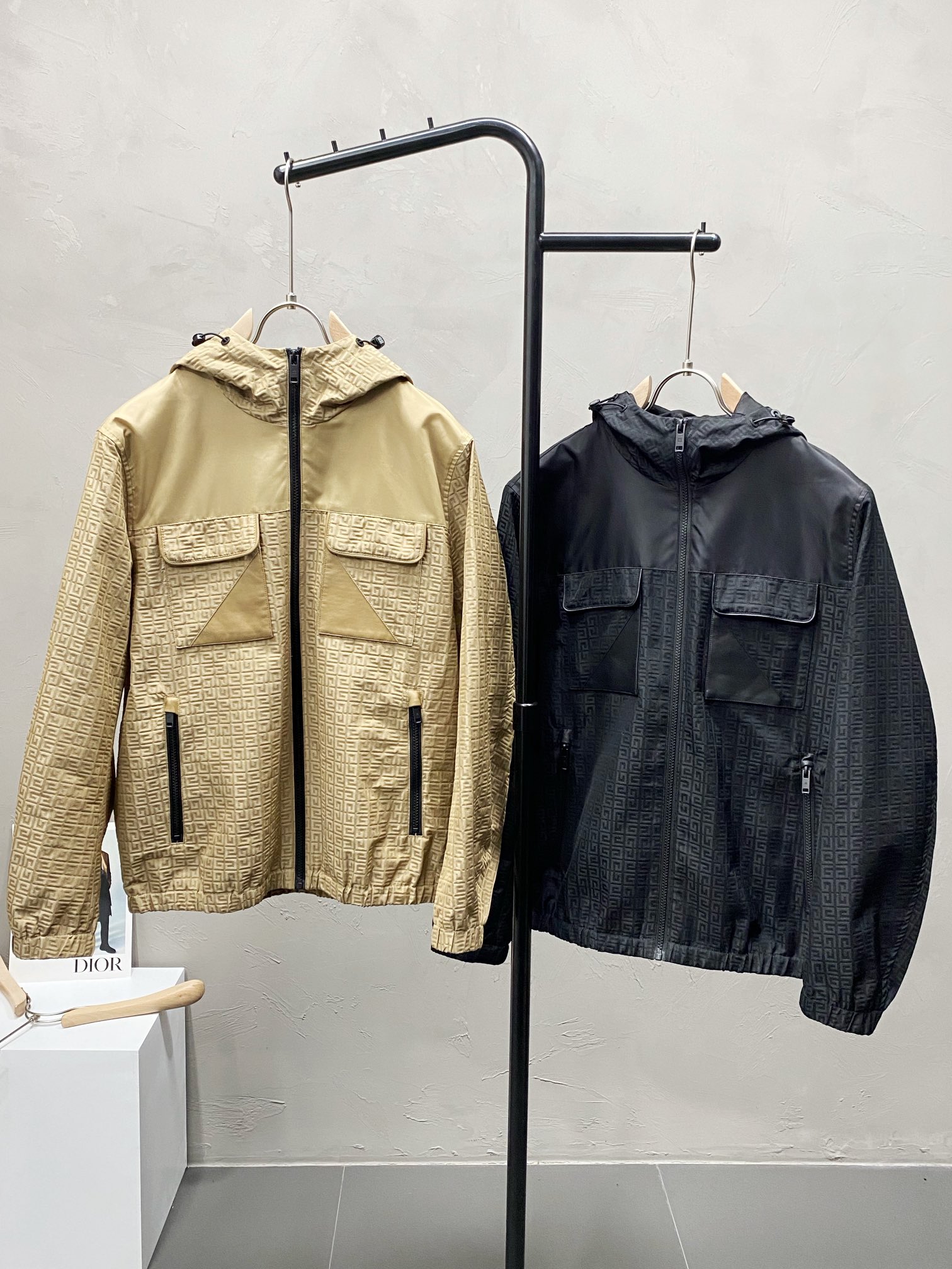 P820 Givenchy纪梵希💥独家专供新款男士休闲连帽夹克 透气舒适 高端定制 高版本 时尚百搭爆款⚠️⚠️✨✨进口面料 手感超柔软细腻  穿着亲肤舒适 高端精品 代工厂精细做工 上身非常赞 男士必备单品 三标齐全 码数M-3XL-高仿包包