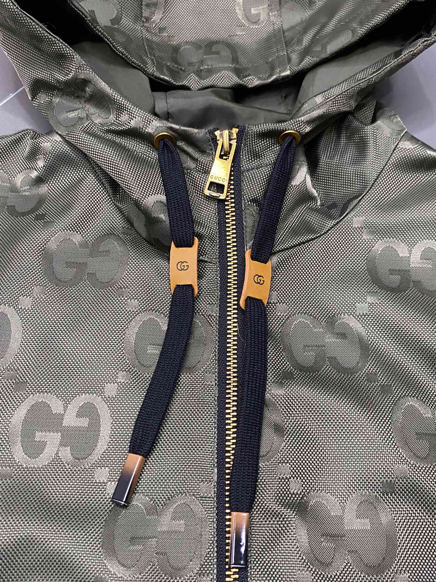图片[6]-P820 Gucci古驰💥独家专供新款男士休闲连帽夹克 透气舒适 高端定制 高版本 时尚百搭爆款⚠️⚠️✨✨进口面料 手感超柔软细腻  穿着亲肤舒适 高端精品 代工厂精细做工 上身非常赞 男士必备单品 三标齐全 码数M-3XL-高仿包包