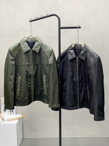 P900 Prada普拉达💥独家专供新款男士休闲翻领拼皮夹克 透气舒适 高端定制 高版本 时尚百搭爆款⚠️⚠️✨✨进口面料 手感超柔软细腻  穿着亲肤舒适 高端精品 代工厂精细做工 上身非常赞 男士必备单品 三标齐全 码数M-3XL-高仿包包