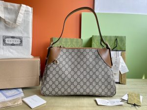 型号:815217 尺寸:36/23.5/7.5 P1760 GG这款购物袋GG图案和条纹织带这两种品牌颇有辨识性的元素融合成经典搭配Ophidia世界的演化之路从未止息加入别出心裁的款式造型不断推陈出新-高仿包包