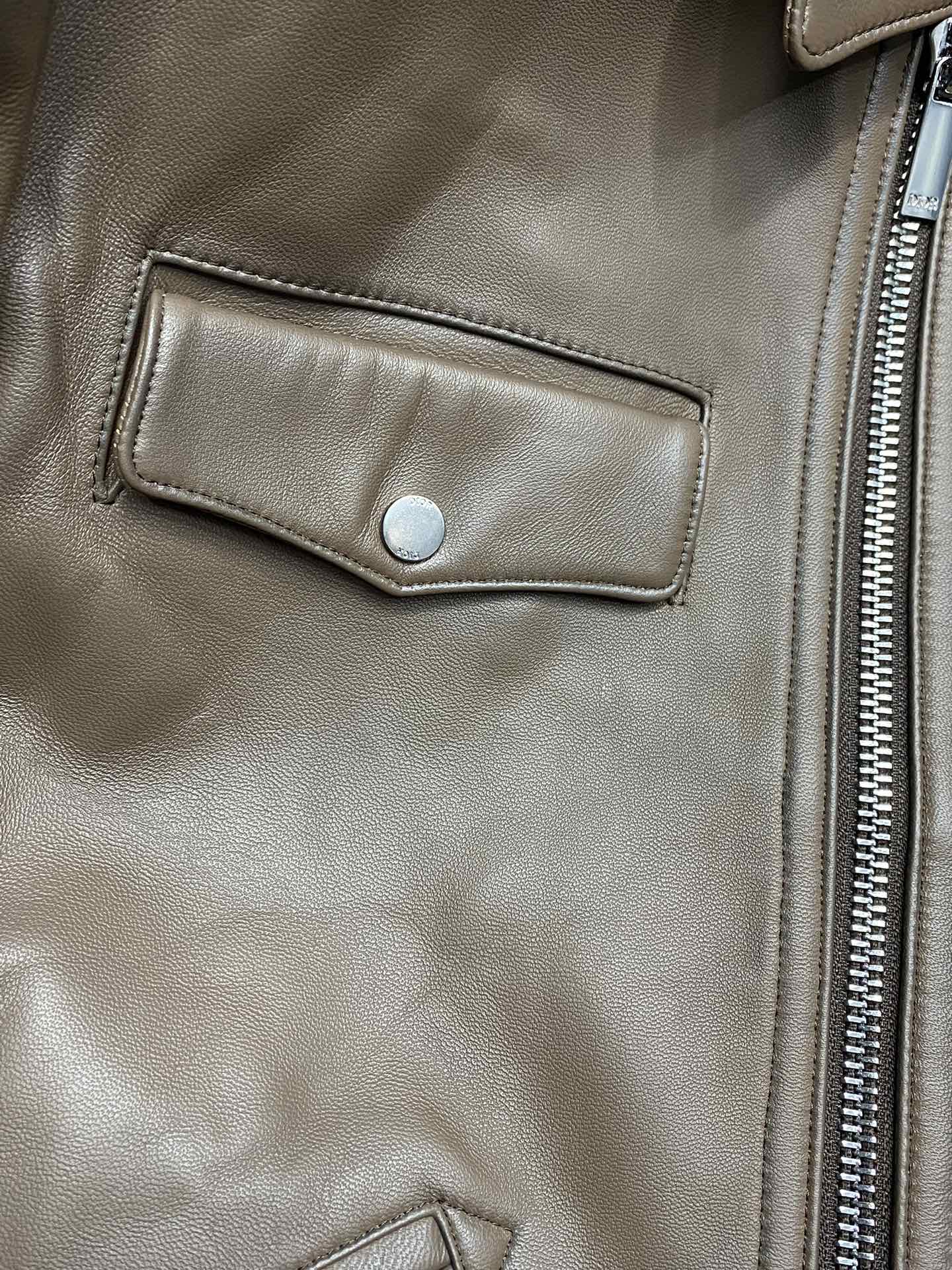 图片[7]-皮衣-P3300 Dior迪奥💥独家专供最新秋冬时尚翻领皮衣外套 进口皮面料 经典设计与颜值爆棚的皮衣 品质更是无法挑剔品控可以直接入手不容过错的高端臻品！通过细节图片便可感受到它强悍的气场聚温保暖效果显著完全不用担心会有一点寒意！时尚与功能性兼备整款显得更加的奢华大气！
尺码：48-56-高仿包包
