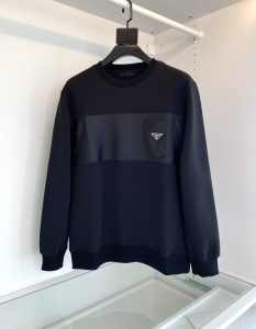 P500  2024秋冬 品质控推荐 经典款圆领套头卫衣 胸口拼接结合铭牌点缀设计  让整体时尚而有亮点 针织螺纹 不易版型 合体的版型 面料采用 奥地利莫代尔纤维 被誉为会呼吸的空气层面料通过结构设计采用里、中、外三片的织物结构从而在织物中形成空气夹层 .蓬松性好 手感Q弹力.以形成静止空气层从而达到保暖效果抗皱性佳入手柔软舒适亲 肤爽滑透气保暖面料整体又有着很好的骨干整体上身挺拔有型！230897688295-139颜色   黑色 灰色 杏色  码数M-3XL 试穿172-148穿L合适-高仿包包