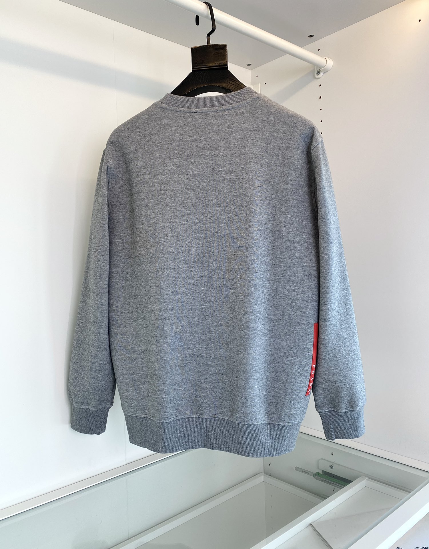 Picture [6]-P500 2024 fall and winter quality control recommended Classic models round neck pullover sweater chest splicing combined with the nameplate embellishment design to make the overall fashion and highlights Knitted thread not easy to shape Fitted shape Fabrics are made of Austrian modal fibers, known as breathing air layer fabrics through the structural design of the fabric structure using the lining, middle, and outside of the fabric structure so as to form an air sandwich in the fabric . Good fluffiness and Q elasticity. In order to form a static air layer to achieve the effect of warmth wrinkle good into the hands of soft and comfortable pro-skin smooth breathable warm fabrics as a whole and has a good backbone overall on the upper body upright and shaped! 23089788295-139 Color Black Gray Apricot Yardage M-3XL try on 172-148 wear L suitable-high-fashion bags!