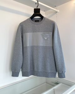 P500  2024秋冬 品质控推荐 经典款圆领套头卫衣 胸口拼接结合铭牌点缀设计  让整体时尚而有亮点 针织螺纹 不易版型 合体的版型 面料采用 奥地利莫代尔纤维 被誉为会呼吸的空气层面料通过结构设计采用里、中、外三片的织物结构从而在织物中形成空气夹层 .蓬松性好 手感Q弹力.以形成静止空气层从而达到保暖效果抗皱性佳入手柔软舒适亲 肤爽滑透气保暖面料整体又有着很好的骨干整体上身挺拔有型！23089788295-139 颜色   黑色 灰色 杏色  码数M-3XL试穿172-148穿L合适-高仿包包