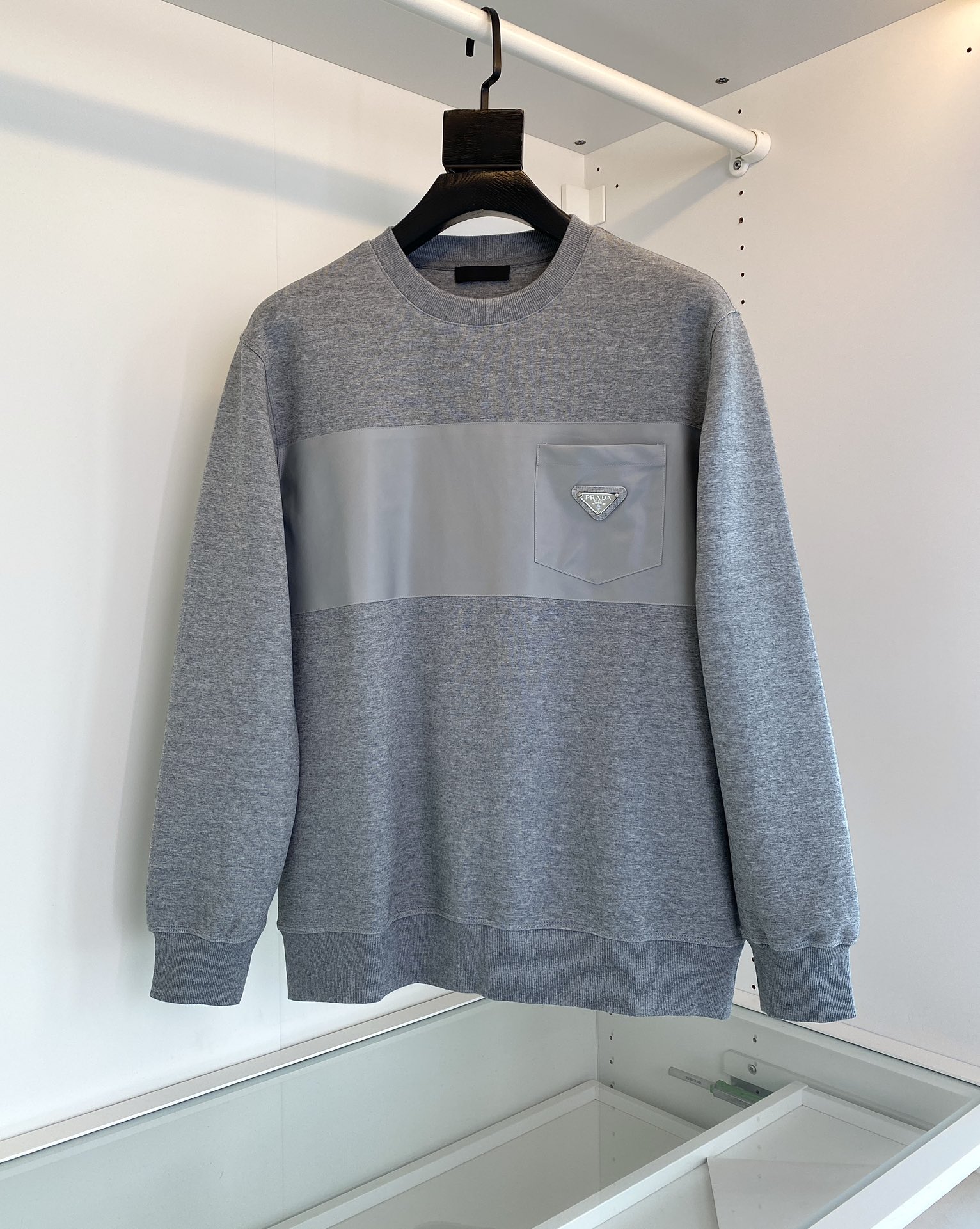 P500 2024 fall and winter quality control recommended classic models round neck pullover sweater chest splicing combined with the nameplate embellishment design to make the overall fashion and highlights Knitted thread not easy to shape Fitted shape Fabrics are made of Austrian modal fiber is known as breathing air layer fabric through the structural design of the fabric structure using the inner, middle and outer three-piece fabric structure, thus forming an air sandwich in the fabric . Good fluffiness and Q elasticity. In order to form a static air layer to achieve the effect of warmth wrinkle-resistant good into the hands of soft and comfortable pro-skin smooth breathable warm fabrics as a whole and has a good backbone overall on the upper body straight and stylish! 23089788295-139 Color Black Gray Apricot Yardage M-3XL try on 172-148 wear L suitable!