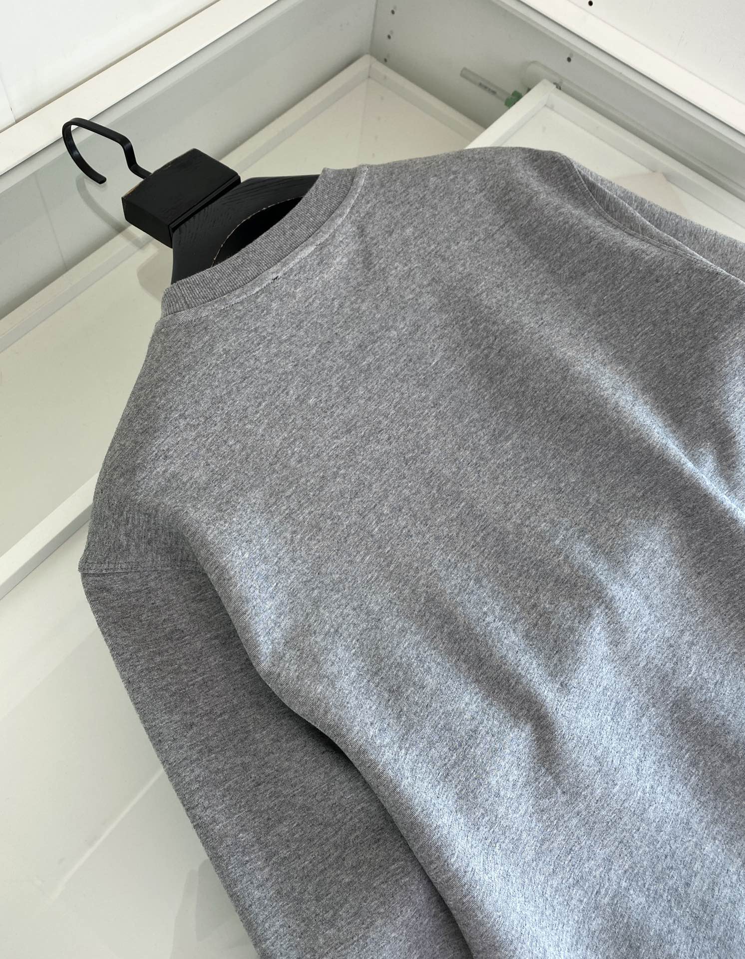 Picture [7]-P500 2024 fall and winter quality control recommended Classic models round neck pullover sweater chest splicing combined with the nameplate embellishment design to make the overall fashion and highlights Knitted thread Not easy to shape Fit shape Fabrics are made of Austrian modal fiber Known as breathing air layer fabrics through the structural design of the fabric structure using the lining, middle, and outside of the fabric structure so as to form an air sandwich in the fabric . Good fluffiness and Q elasticity. In order to form a static air layer to achieve the effect of warmth wrinkle good into the hands of soft and comfortable pro-skin smooth breathable warm fabrics as a whole and has a good backbone overall on the upper body upright and shaped! 23089788295-139 Color Black Gray Apricot Yardage M-3XL try on 172-148 wear L suitable-high-fashion bags!