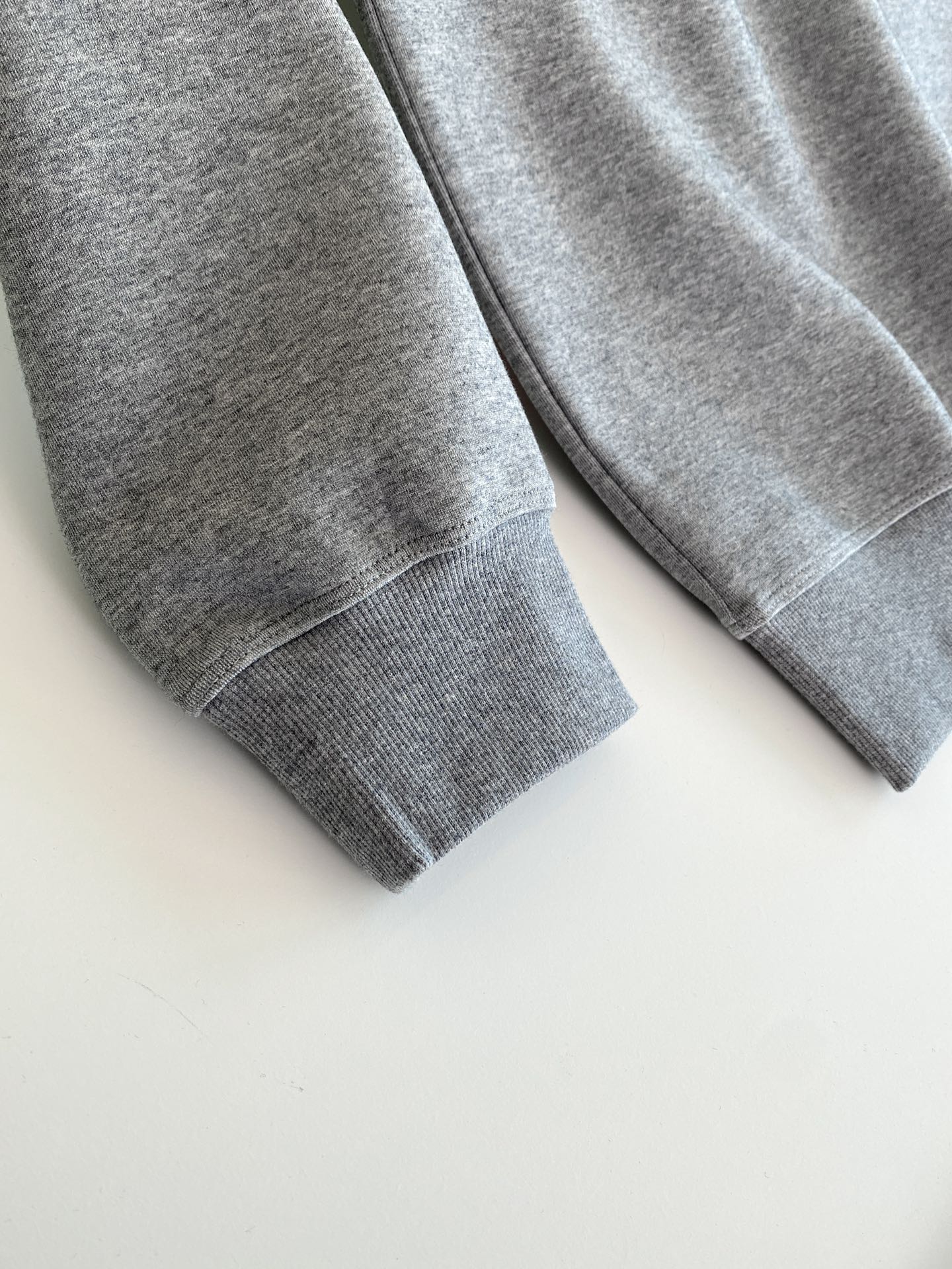 Picture [5]-P500 2024 fall and winter quality control recommended Classic models round neck pullover sweater chest splicing combined with the nameplate embellishment design to make the overall fashion and highlights Knitted thread not easy to shape Fitted shape Fabrics are made of Austrian modal fibers, known as breathing air layer fabrics through the structural design of the fabric structure using the lining, in the middle, the outside of the fabric structure so as to form an air sandwich in the fabric . Good fluffiness and Q elasticity. In order to form a static air layer to achieve the effect of warmth wrinkle good into the hands of soft and comfortable pro-skin smooth breathable warm fabrics as a whole and has a good backbone overall on the upper body upright and shaped! 23089788295-139 Color Black Gray Apricot Yardage M-3XL try on 172-148 wear L suitable-high-fashion bags!