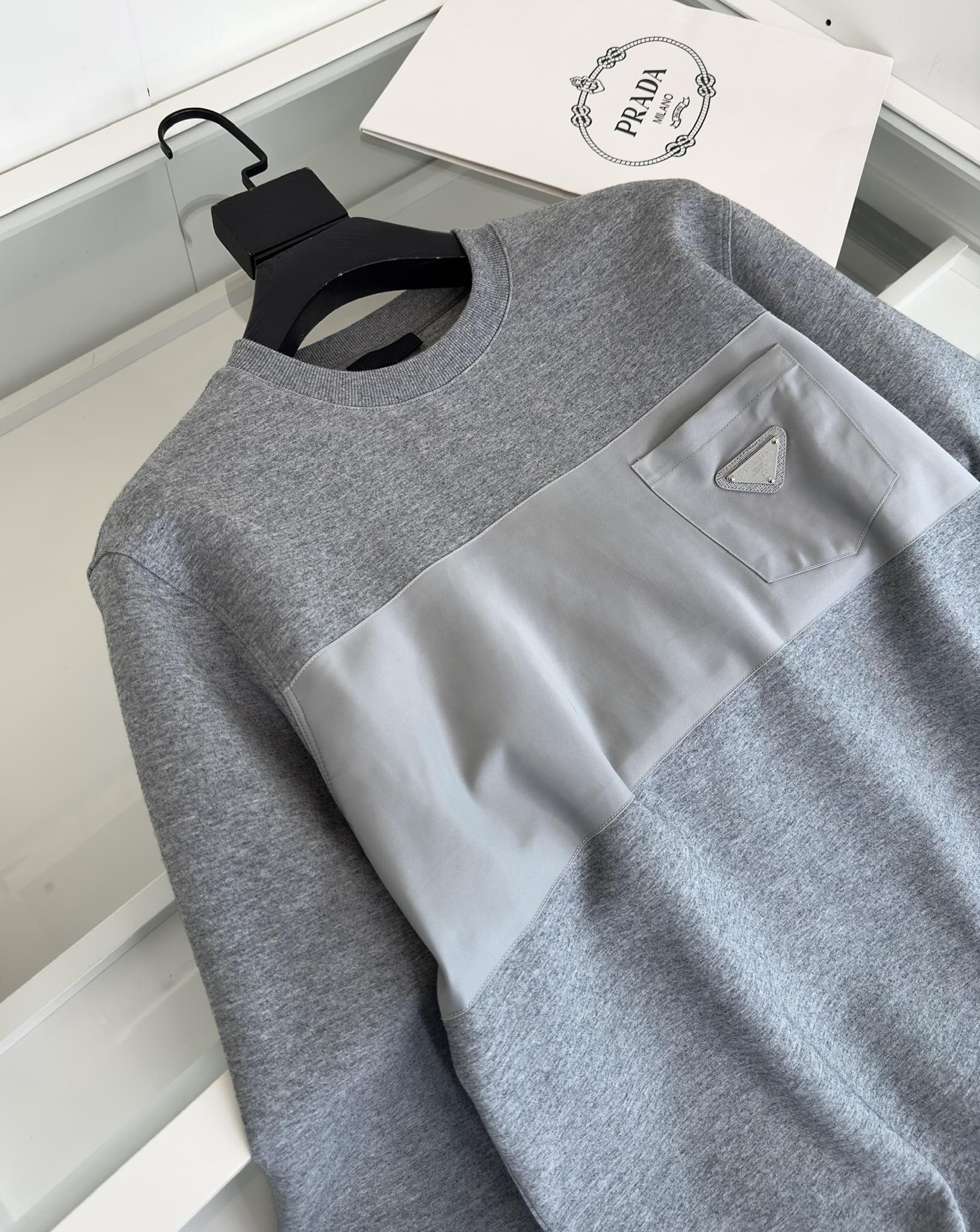 Picture [2]-P500 2024 fall and winter quality control recommended Classic models round neck pullover sweater chest splicing combined with the nameplate embellishment design to make the overall fashion and highlights Knitted thread Not easy to shape Fit shape Fabrics are made of Austrian modal fiber Known as breathing air layer fabrics through the structural design of the fabric structure using the lining, middle, and outside of the fabric structure so as to form an air sandwich in the fabric . Good fluffiness and Q elasticity. In order to form a static air layer to achieve the effect of warmth wrinkle good into the hands of soft and comfortable pro-skin smooth breathable warm fabrics as a whole and has a good backbone overall on the upper body upright and shaped! 23089788295-139 Color Black Gray Apricot Yardage M-3XL try on 172-148 wear L suitable-high-fashion bags!