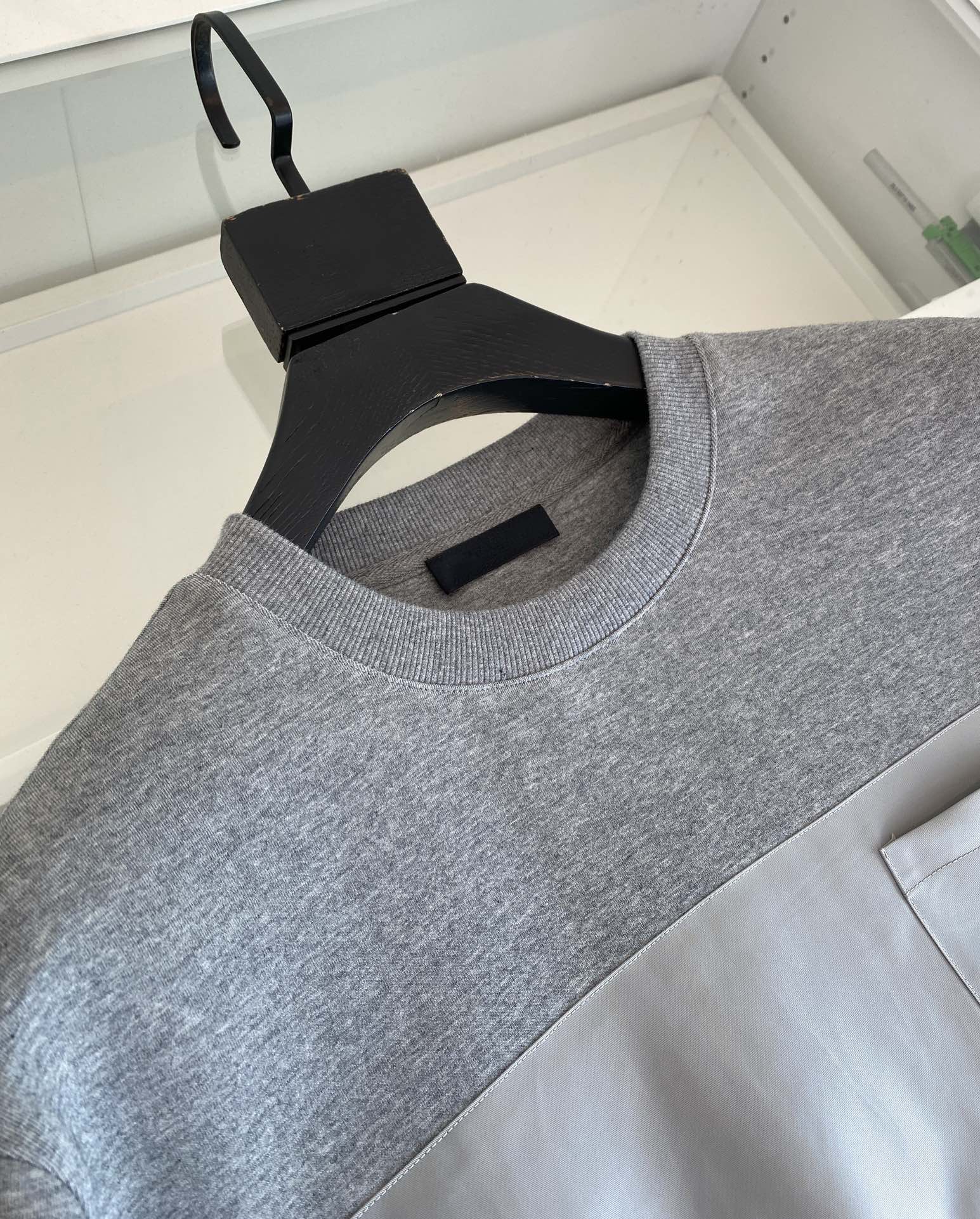 Picture [4]-P500 2024 fall and winter quality control recommended Classic models round neck pullover sweater chest splicing combined with the nameplate embellishment design to make the overall fashion and highlights Knitted thread Not easy to shape Fit shape Fabrics are made of Austrian modal fiber Known as breathing air layer fabrics through the structural design of the fabric structure using the inner, middle and outer three pieces of the fabric structure so as to form an air sandwich in the fabric . Good fluffiness and Q elasticity. In order to form a static air layer to achieve the effect of warmth wrinkle good into the hands of soft and comfortable pro-skin smooth breathable warm fabrics as a whole and has a good backbone overall on the upper body upright and shaped! 23089788295-139 Color Black Gray Apricot Yardage M-3XL try on 172-148 wear L suitable-high-fashion bags!