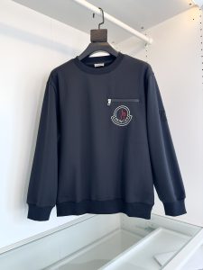P480  2024早秋！延续经典口袋标志刺绣点缀 经典款圆领磨毛套头卫衣 胸口拉链结合标志刺绣点缀   不经意低调亮点 看是简单不管版型还是设计足够有细节！微阔版型领口微微贴合颈部整体上身感更具时尚感好版型好面料！高密精梳棉复合磨毛的材质.上身舒适亲肤保暖有型！且具有质感.五金辅料全品相订单 230897688291-139 颜色 黑色 灰色 绿色 码数M-3XL 试穿172-145穿L合适-高仿包包