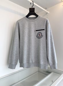P480  2024早秋！延续经典口袋标志刺绣点缀 经典款圆领磨毛套头卫衣 胸口拉链结合标志刺绣点缀   不经意低调亮点 看是简单不管版型还是设计足够有细节！微阔版型领口微微贴合颈部整体上身感更具时尚感好版型好面料！高密精梳棉复合磨毛的材质.上身舒适亲肤保暖有型！且具有质感.五金辅料全品相订单 230897688291-139 颜色 黑色 灰色 绿色 码数M-3XL 试穿172-145穿L合适-高仿包包