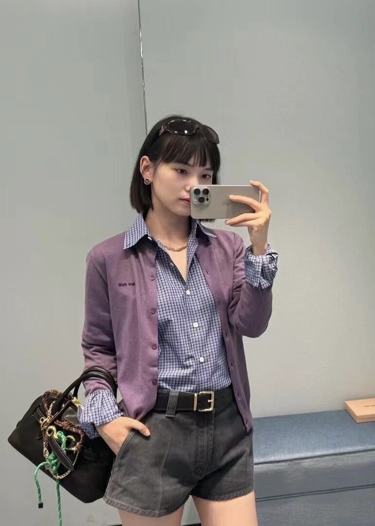 💰P460 MiuMiu 24Fw early fall new models new color purple jacquard letters round neck knit cardigan丨100% cashmere skin-friendly and comfortable ~ comes with a hazy sense of fairy easy to wear the French exquisite romantic in line with the warm atmosphere appears to be even more light and bright full of vitality and vitality Chest jacquard letters design Su add the eye-catching interpretation of the trend of identity pop single recommended! Available in S/M/L
