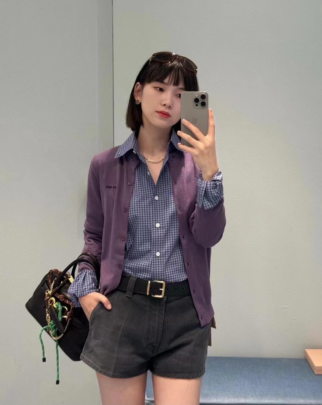 💰P460 MiuMiu 24Fw early fall new models new color purple jacquard letters round neck knit cardigan丨100% cashmere skin-friendly and comfortable ~ comes with a hazy sense of fairy easy to wear the French exquisite romantic in line with the warm atmosphere appears to be even more light and bright full of vitality and vitality Chest jacquard letters design Su add the eye-catching interpretation of the trend of identity pop single recommended! Available in S/M/L