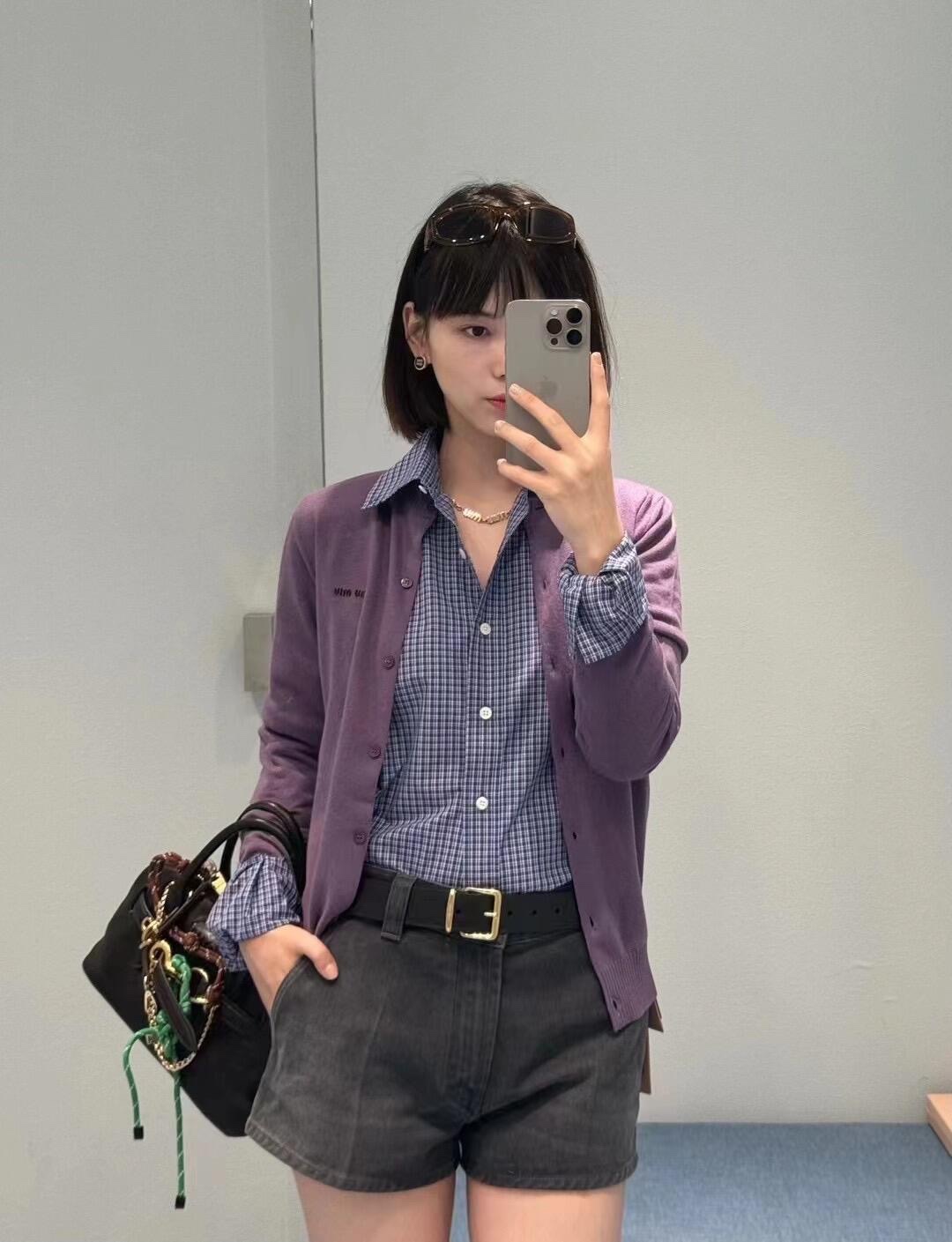 💰P460 MiuMiu 24Fw early fall new models new color purple jacquard letters round neck knit cardigan丨100% cashmere skin-friendly and comfortable ~ comes with a hazy sense of fairy easy to wear the French exquisite romantic in line with the warm atmosphere appears to be even more light and bright full of vitality and vitality Chest jacquard letters design Su add the eye-catching interpretation of the trend of identity pop single recommended! Available in S/M/L